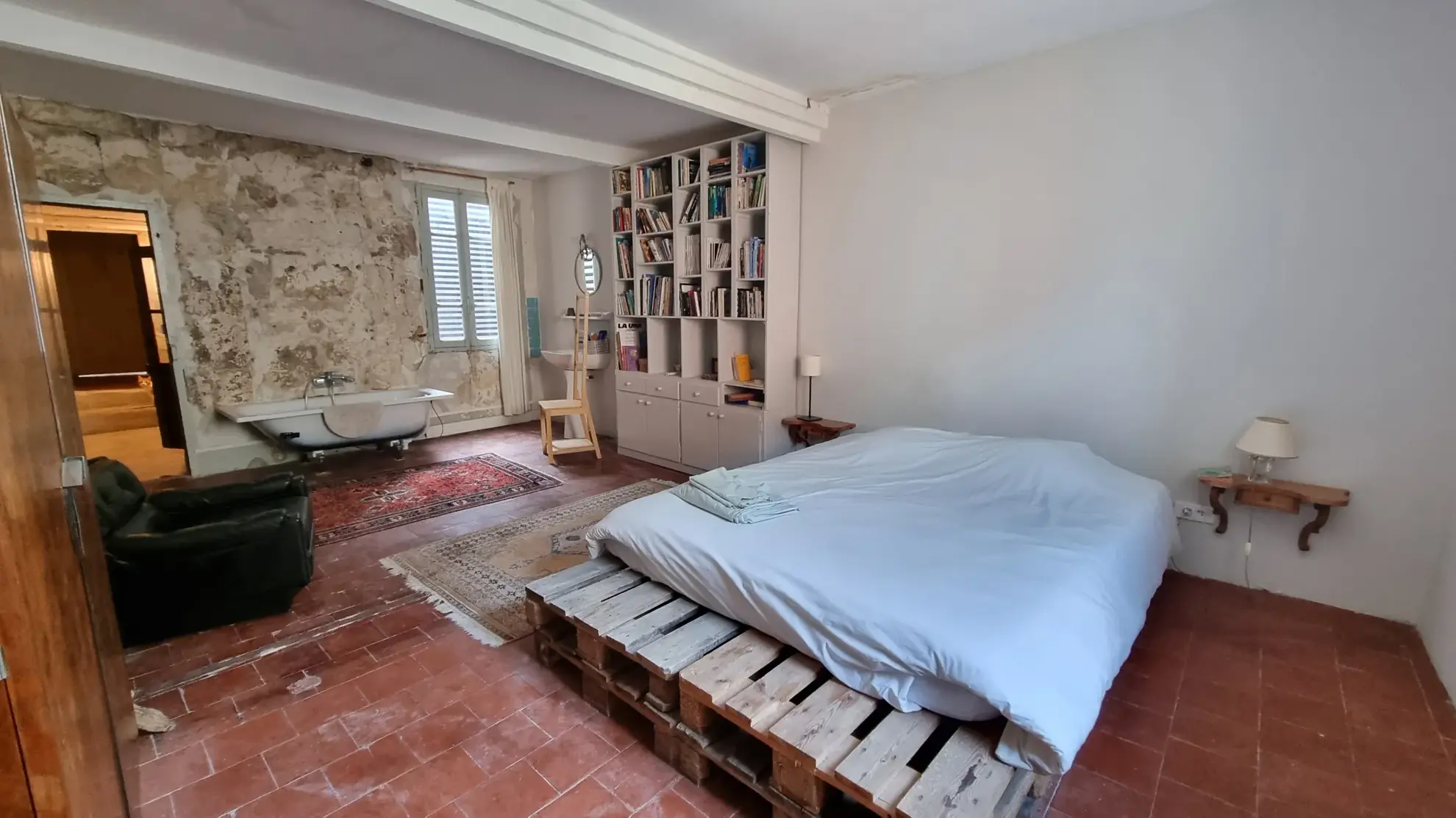 Maison de charme ancienne de 150 m² à Sommieres avec cour et terrasse 