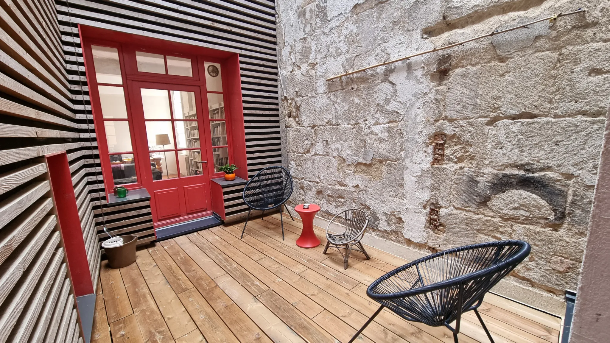 Maison de charme ancienne de 150 m² à Sommieres avec cour et terrasse 