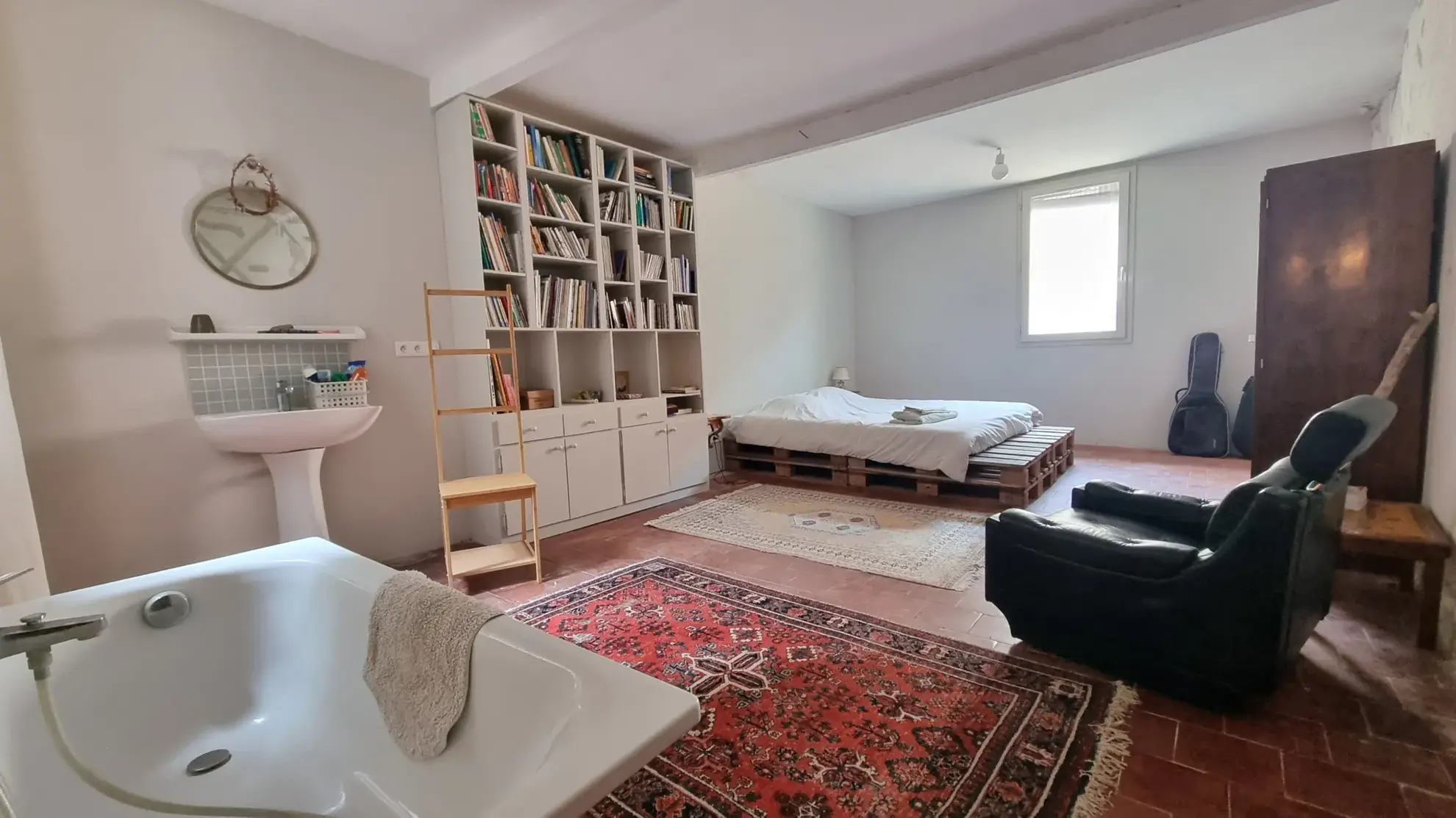 Maison de charme ancienne de 150 m² à Sommieres avec cour et terrasse 