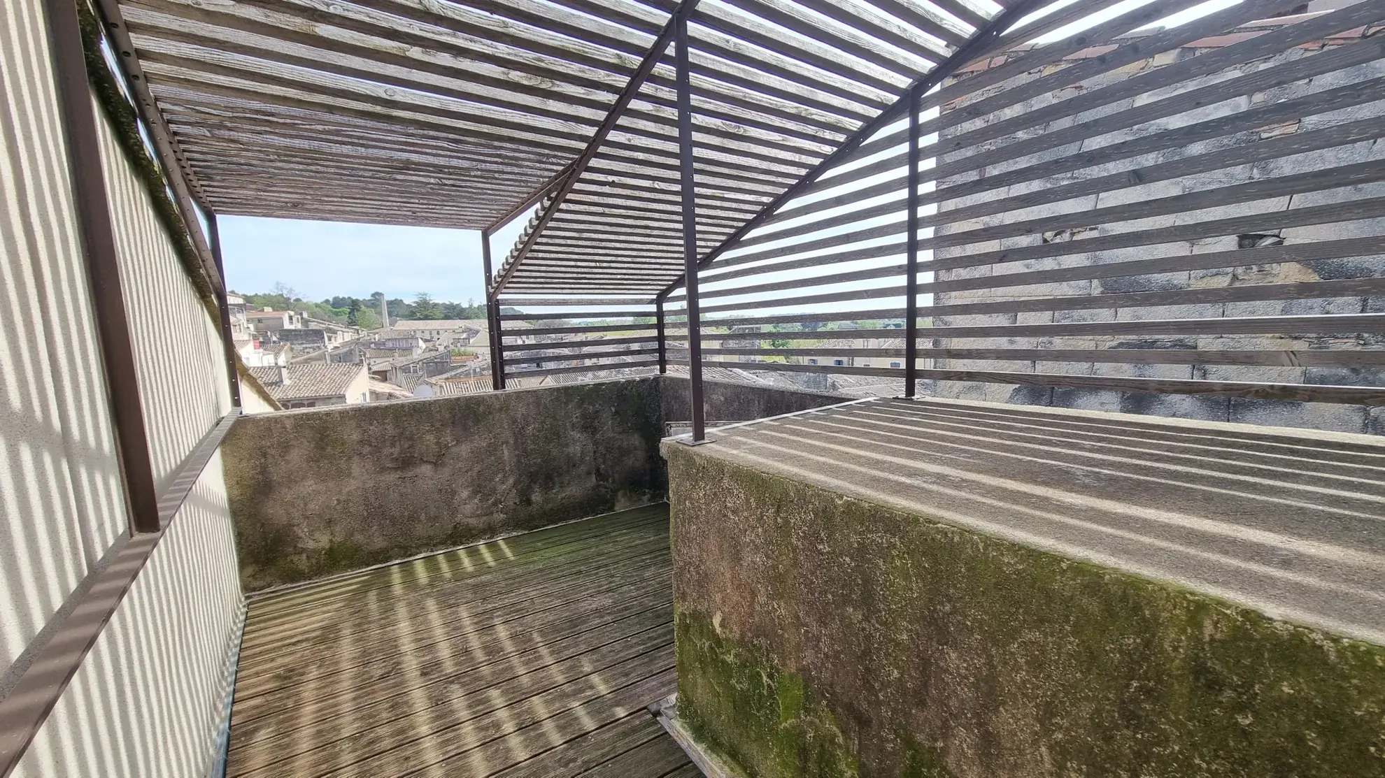 Maison de charme ancienne de 150 m² à Sommieres avec cour et terrasse 