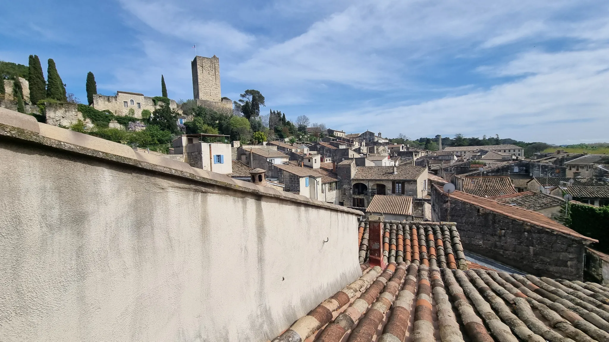 Maison de charme ancienne de 150 m² à Sommieres avec cour et terrasse 