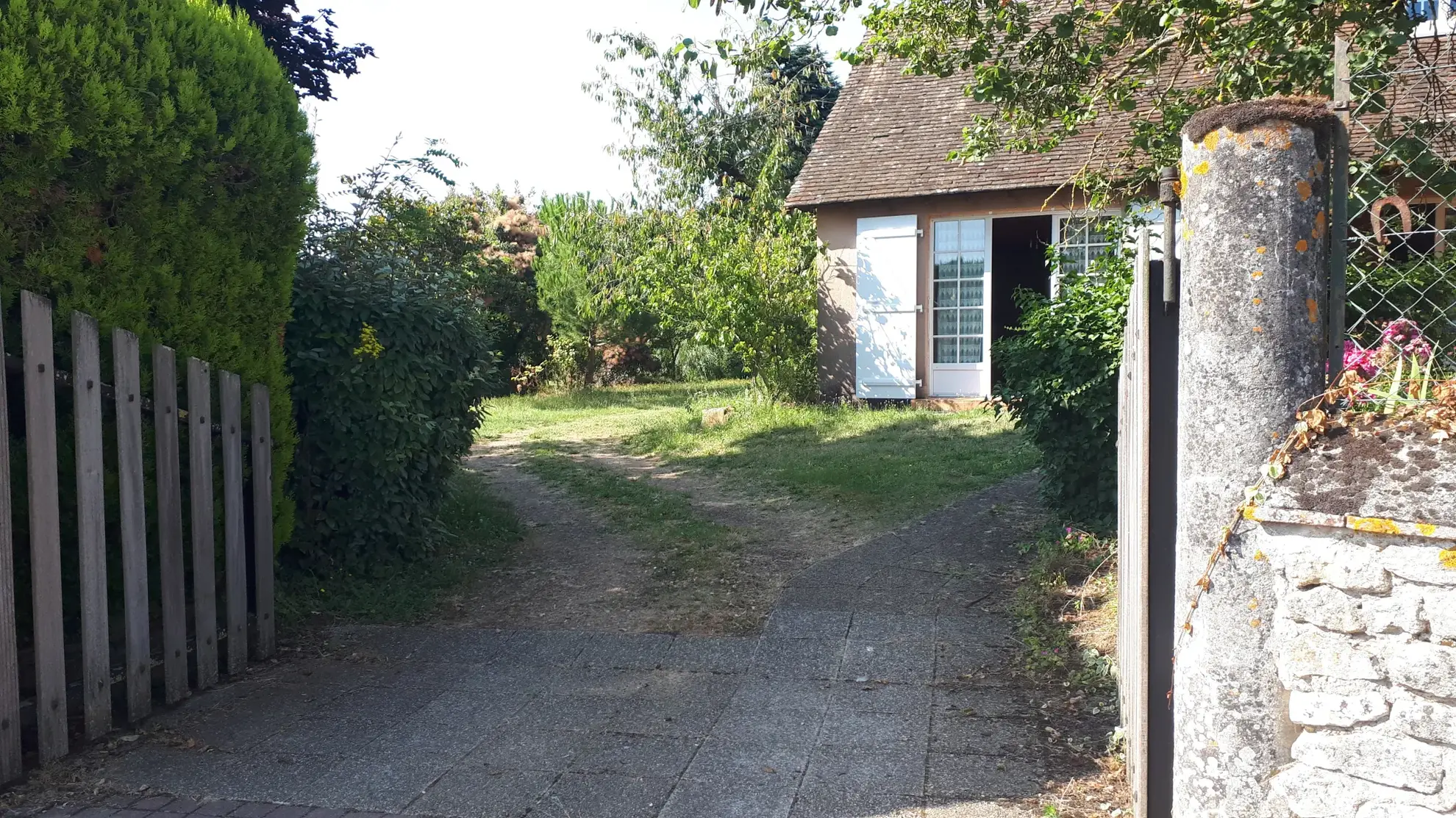 Belle maison avec annexe sur 5000 m² de terrain à Les Ormes (86) 