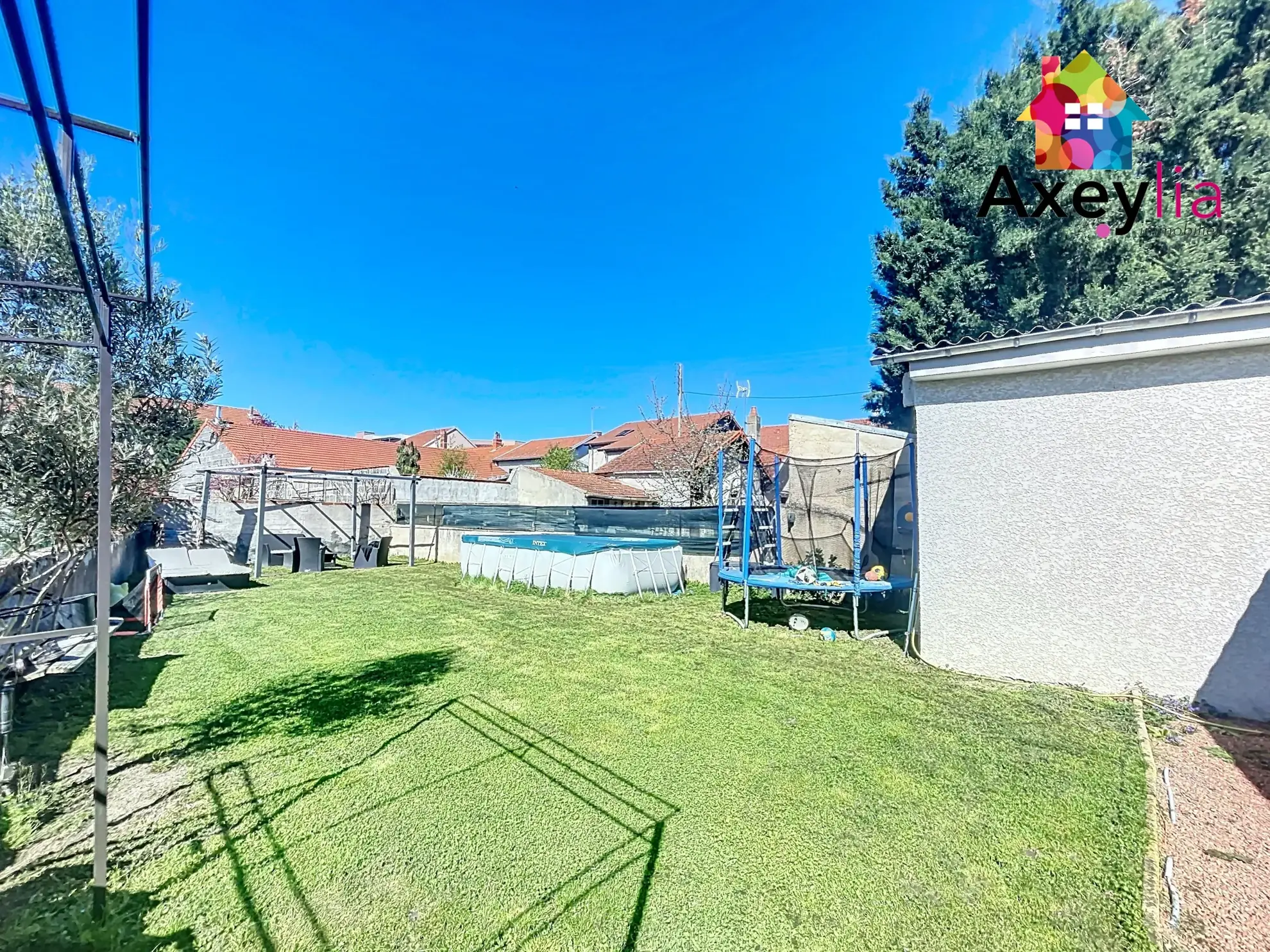 Maison à vendre à Riorges avec jardin, piscine et garage - 75 m² 