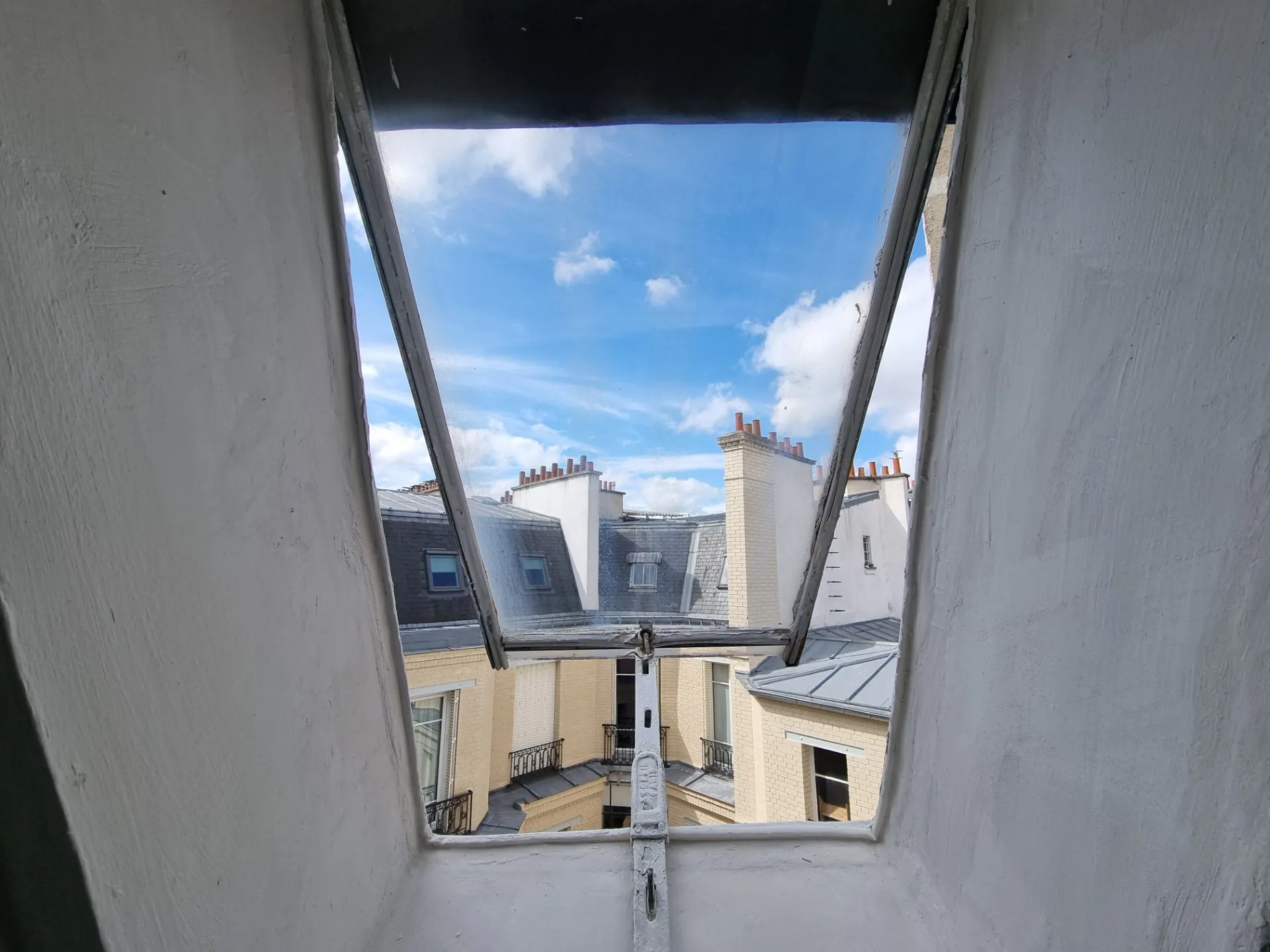 Studette lumineuse de 9,24 m² avec vue sur Paris, idéale pour étudiant ou pied-à-terre dans le 5e arrondissement 