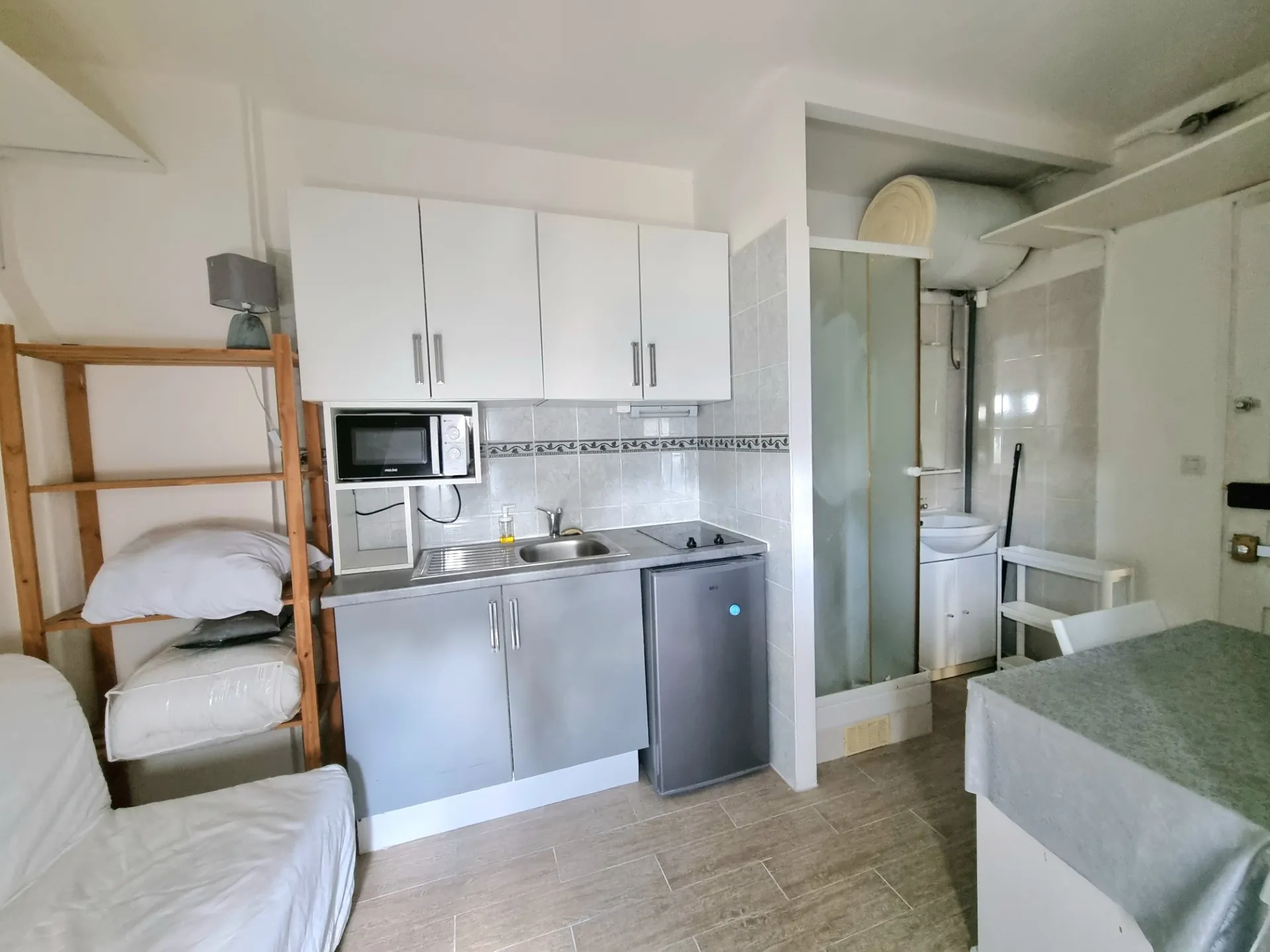 Studette lumineuse de 9,24 m² avec vue sur Paris, idéale pour étudiant ou pied-à-terre dans le 5e arrondissement 