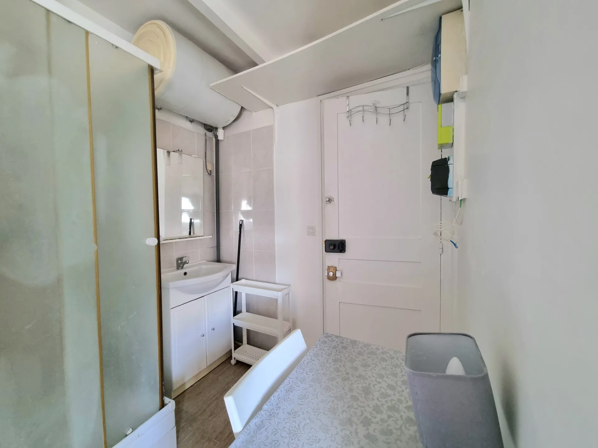 Studette lumineuse de 9,24 m² avec vue sur Paris, idéale pour étudiant ou pied-à-terre dans le 5e arrondissement 