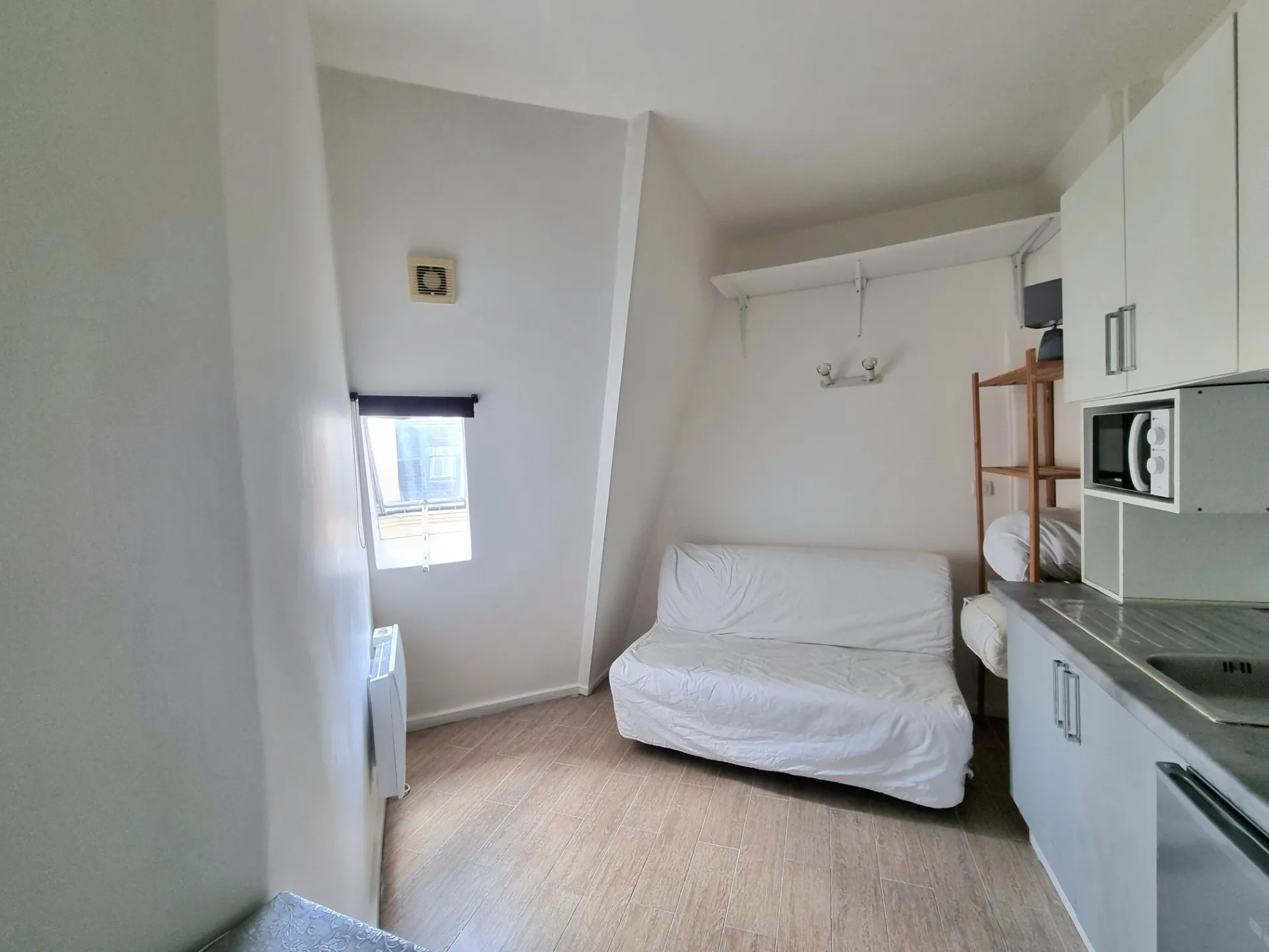 Studette lumineuse de 9,24 m² avec vue sur Paris, idéale pour étudiant ou pied-à-terre dans le 5e arrondissement 