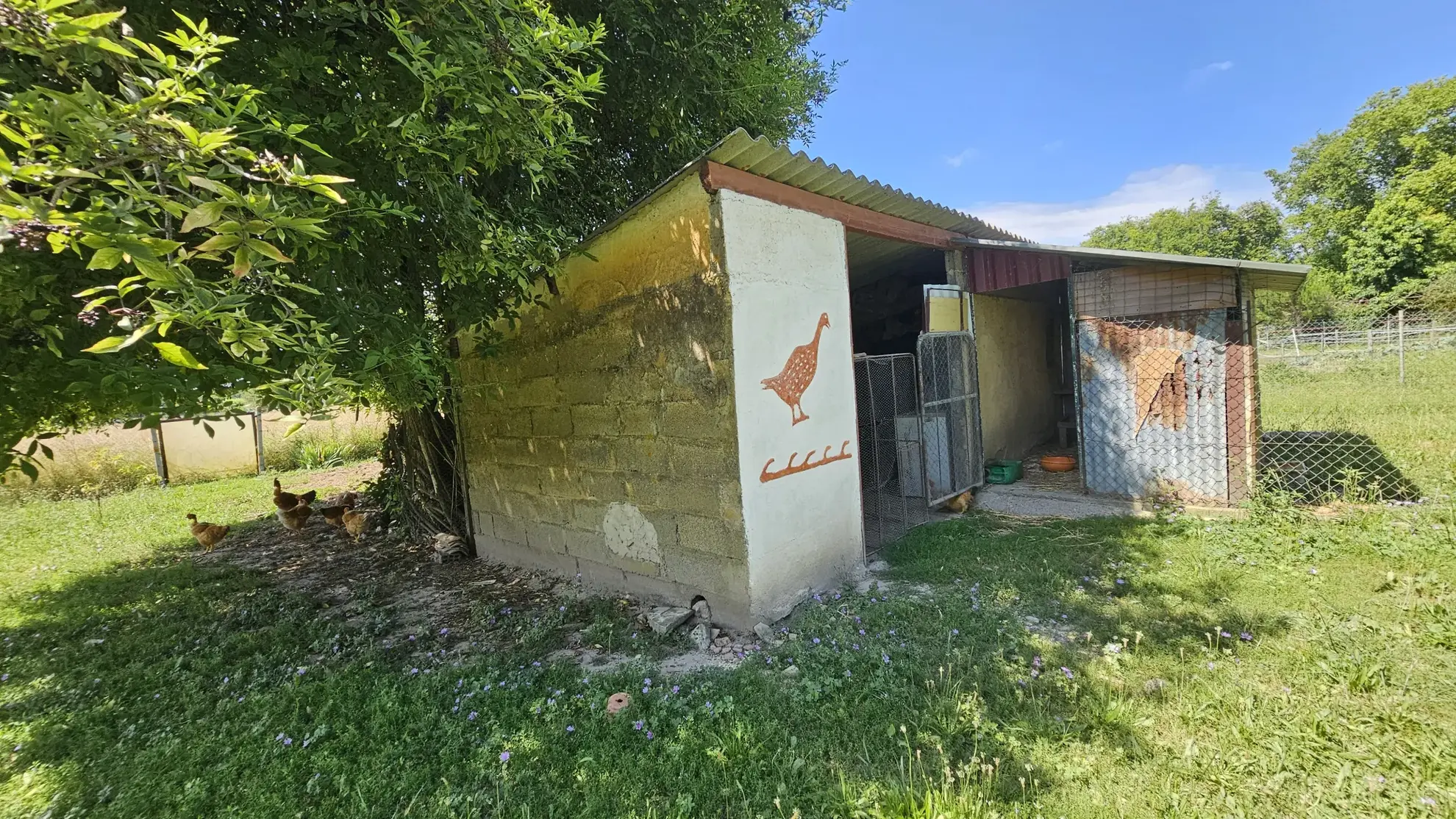 Belle maison à rénover avec garage et grand terrain, proche canal à Villeton 