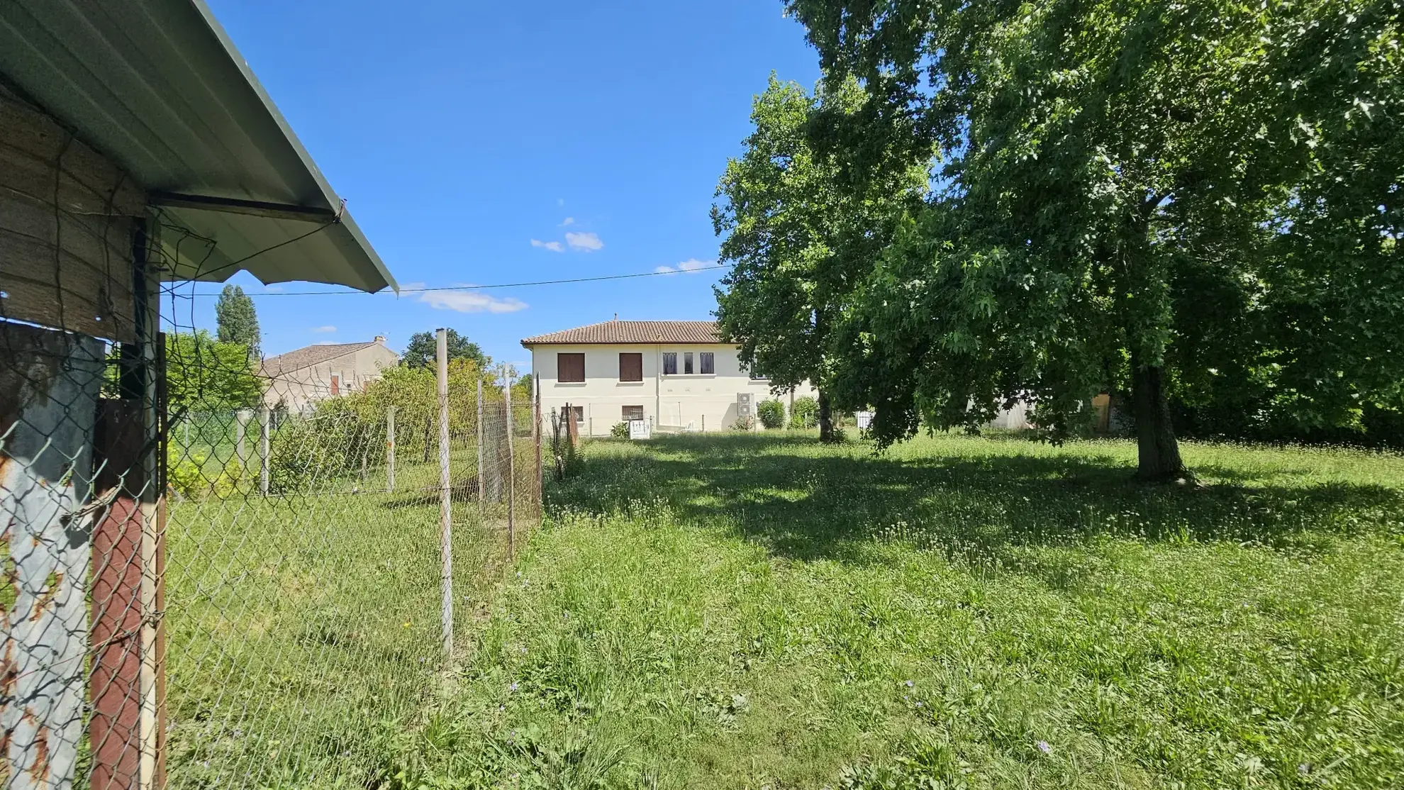 Belle maison à rénover avec garage et grand terrain, proche canal à Villeton 