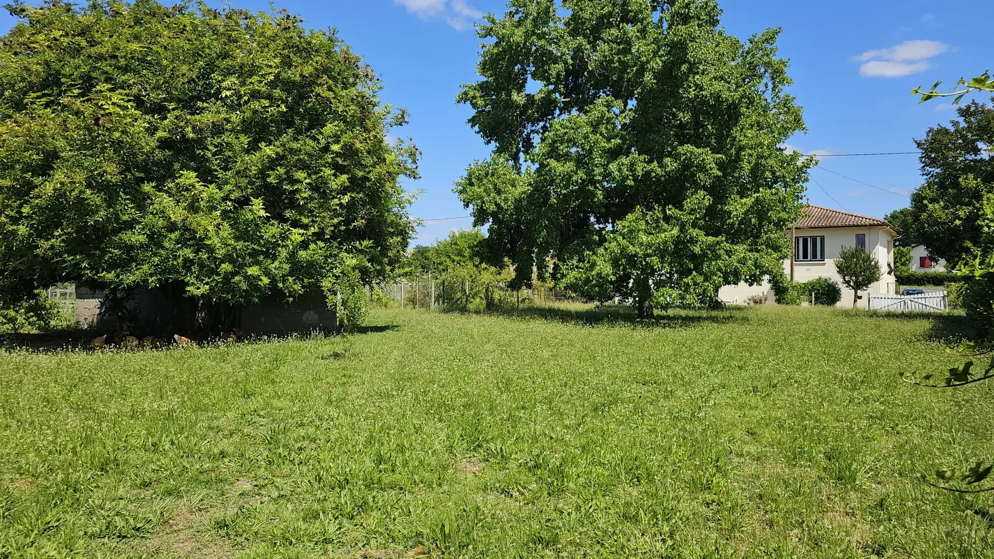 Belle maison à rénover avec garage et grand terrain, proche canal à Villeton 