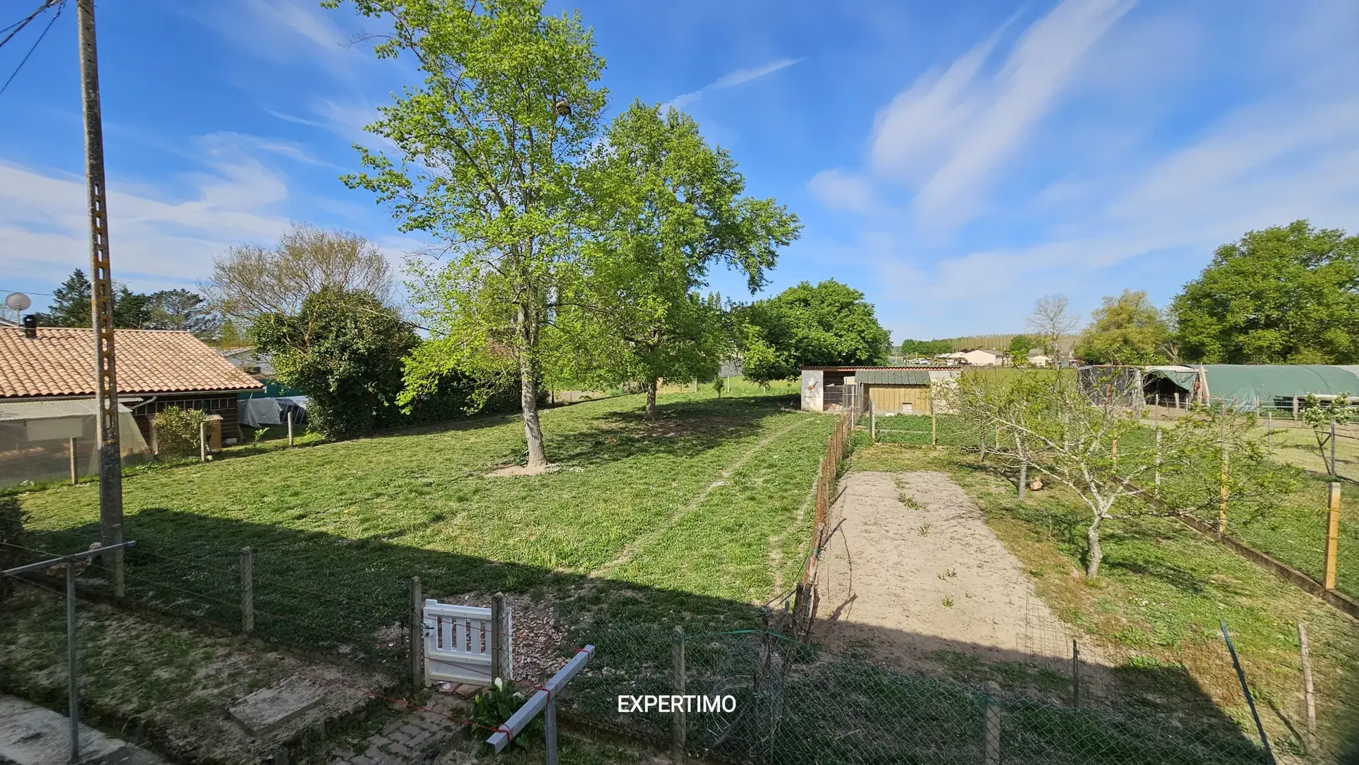Belle maison à rénover avec garage et grand terrain, proche canal à Villeton 