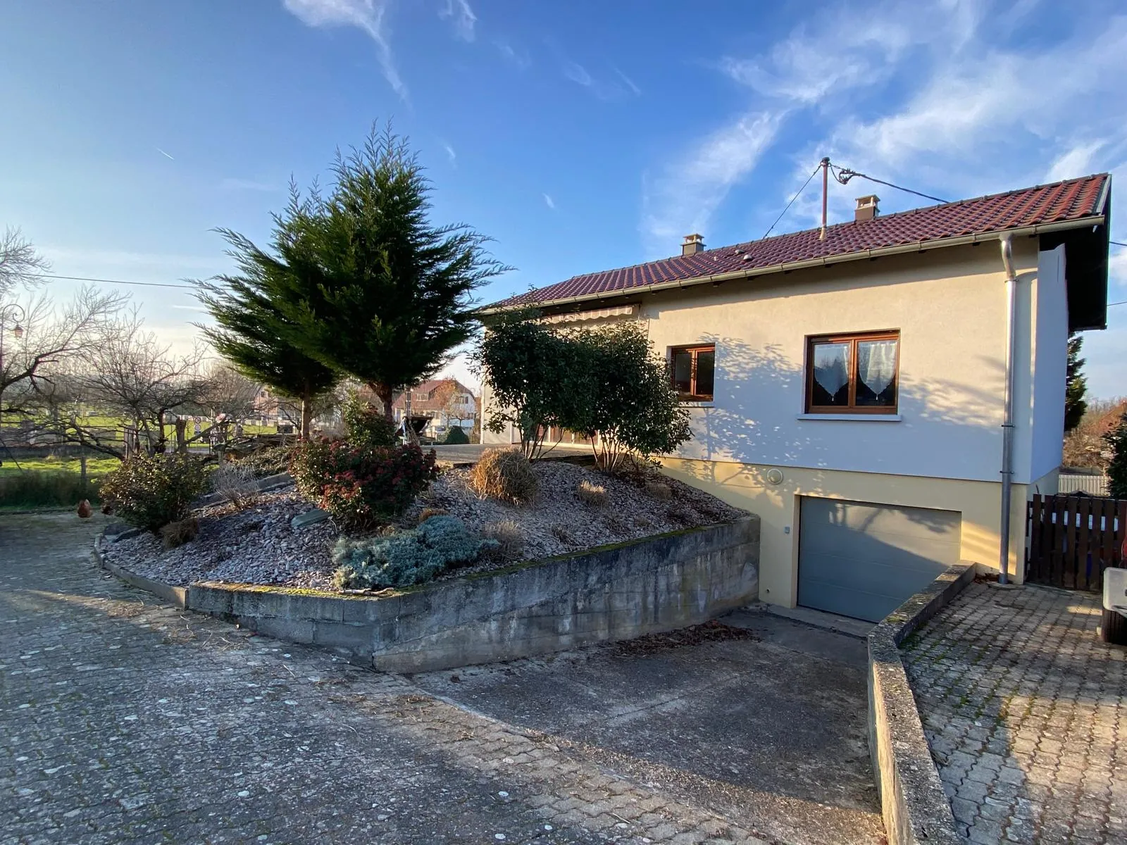 Maison de plain-pied à Bartenheim de 80 m² avec terrain arboré et potentiel à saisir 