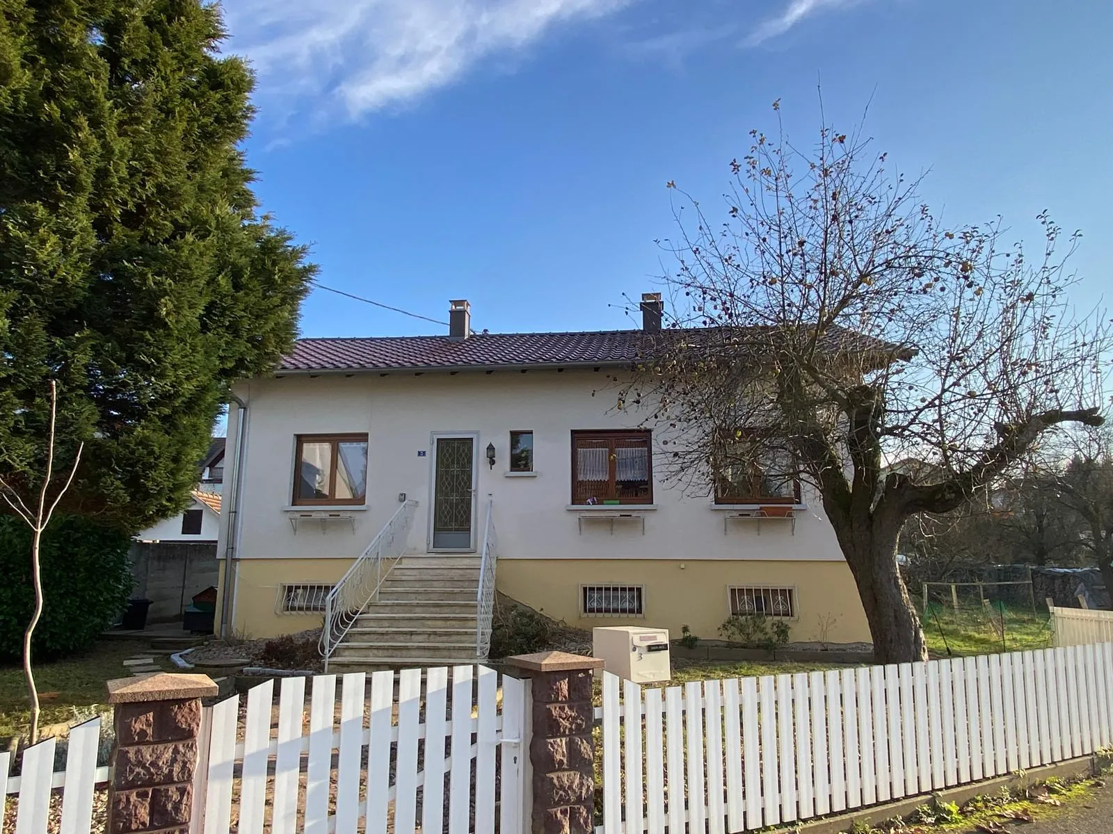 Maison de plain-pied à Bartenheim de 80 m² avec terrain arboré et potentiel à saisir 