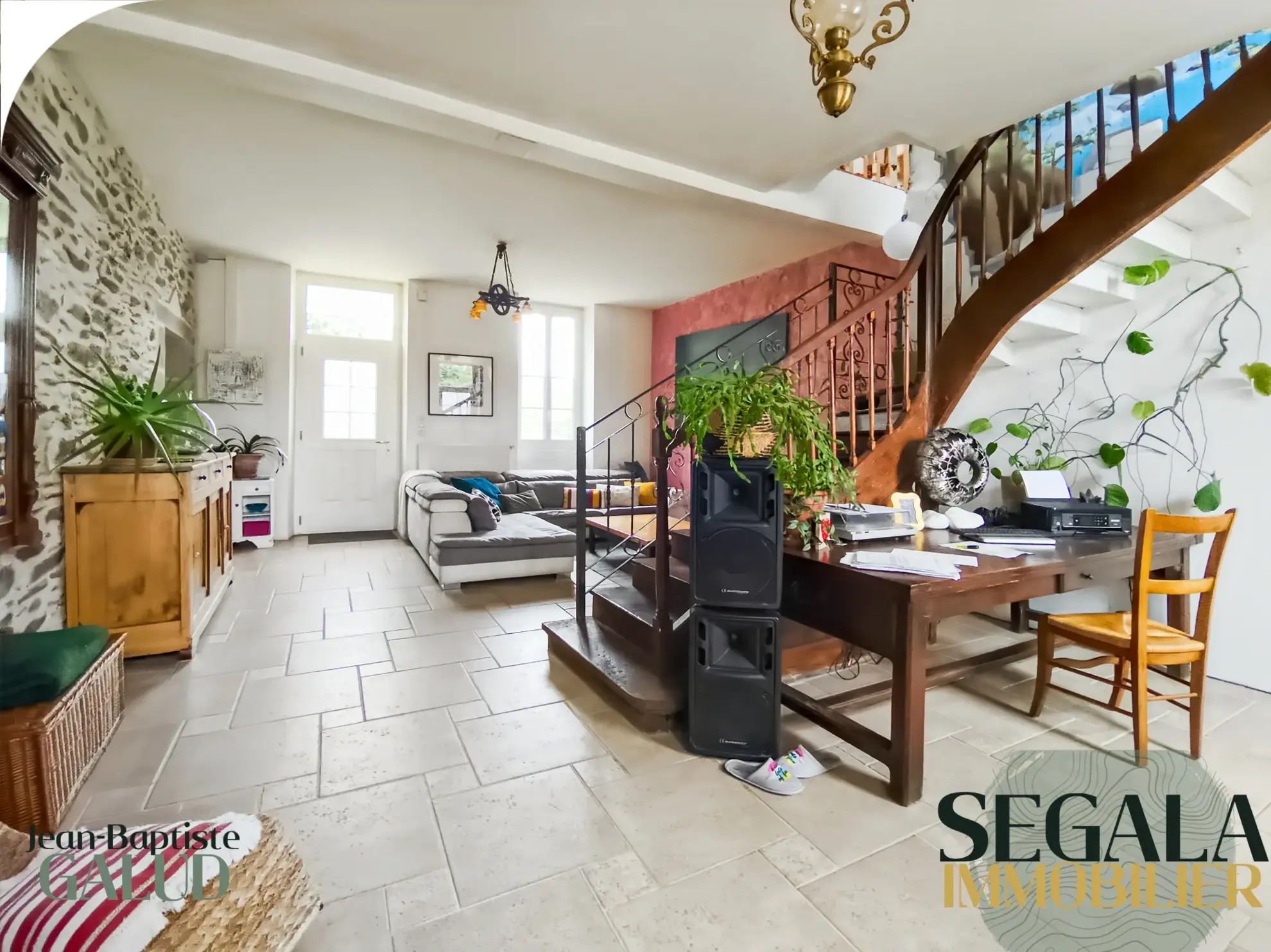 Maison spacieuse de 230 m² avec local professionnel à Sainte-Gemme 