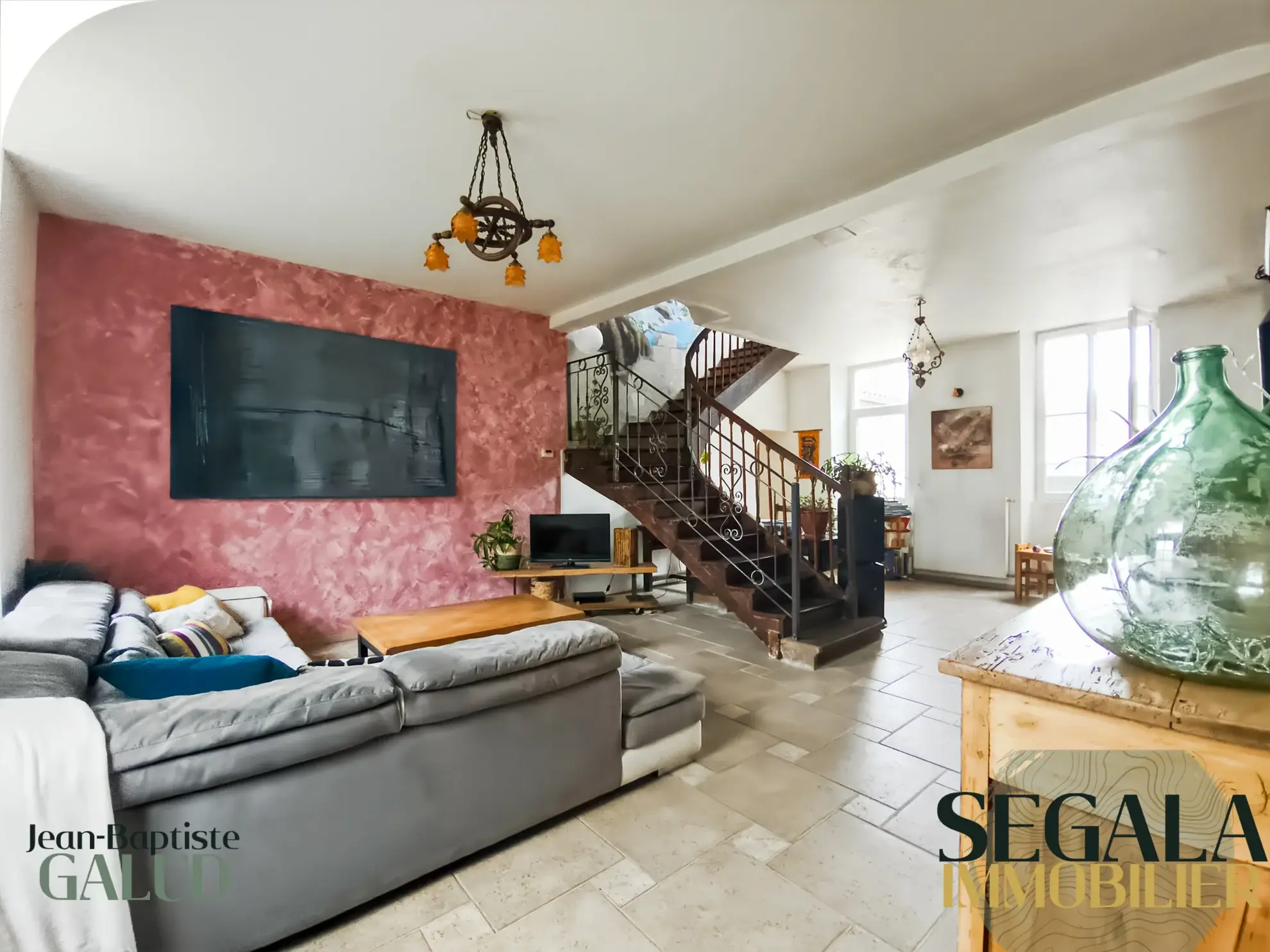 Maison spacieuse de 230 m² avec local professionnel à Sainte-Gemme 