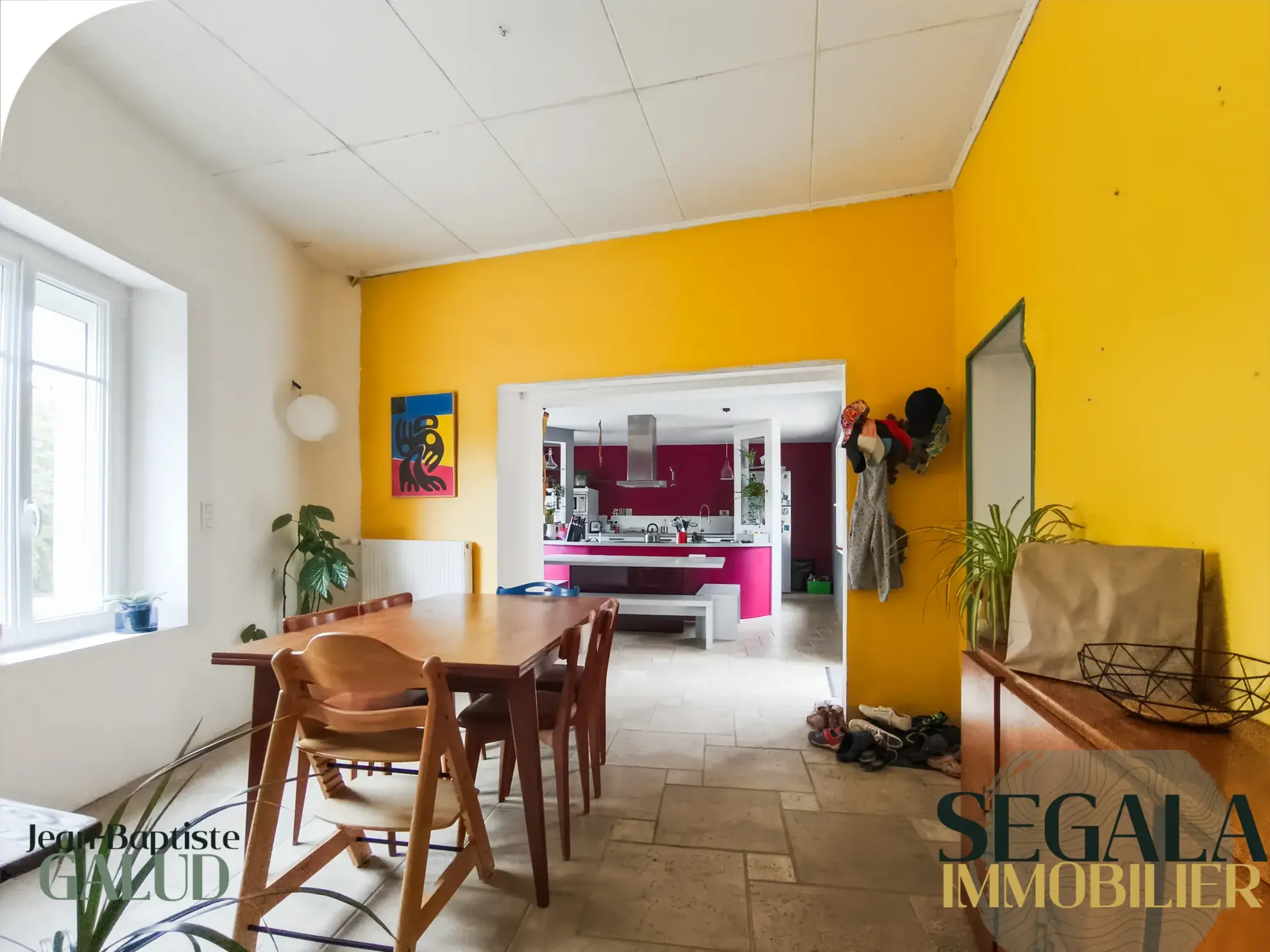 Maison spacieuse de 230 m² avec local professionnel à Sainte-Gemme 