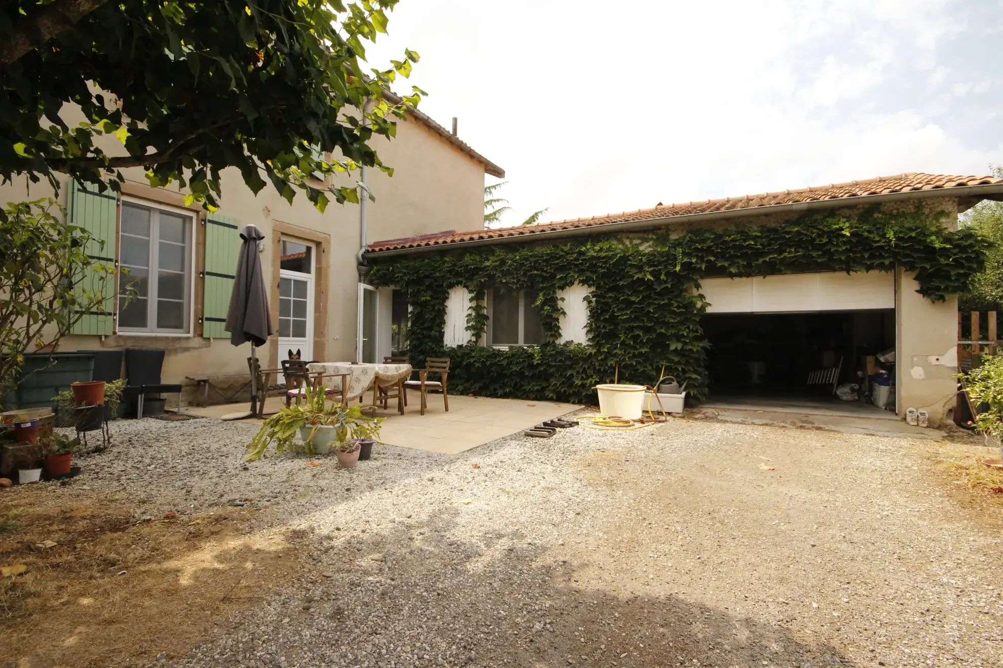 Maison spacieuse de 230 m² avec local professionnel aux normes PMR à Sainte-Gemme 