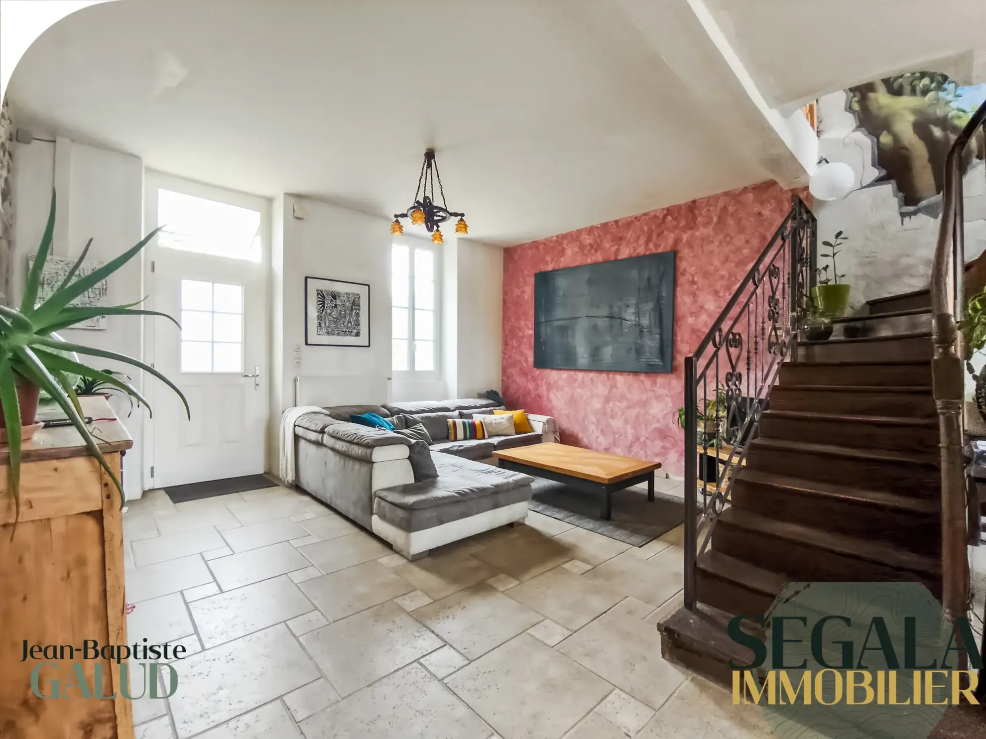 Maison spacieuse de 230 m² avec local professionnel à Sainte-Gemme 