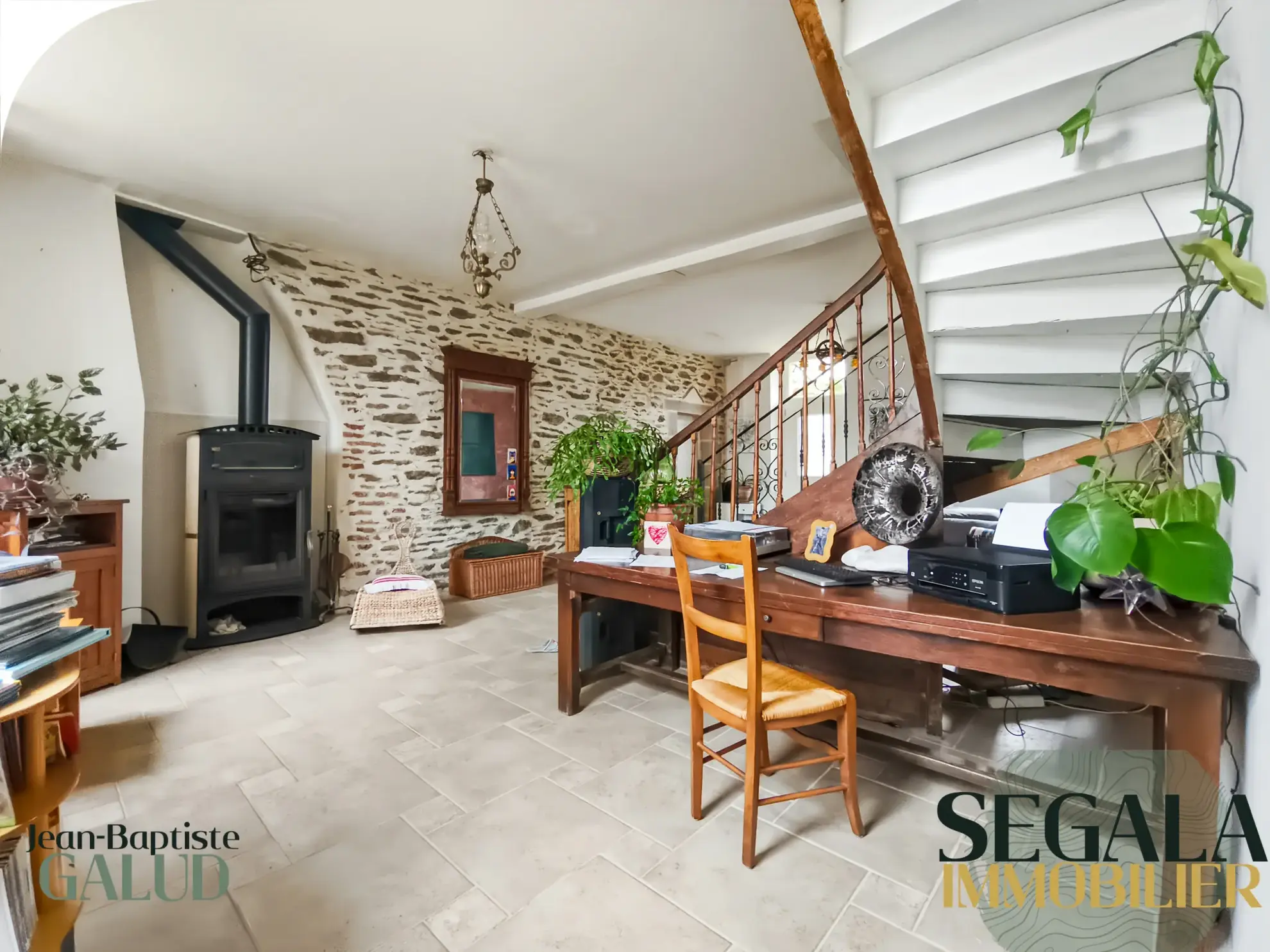 Maison spacieuse de 230 m² avec local professionnel à Sainte-Gemme 