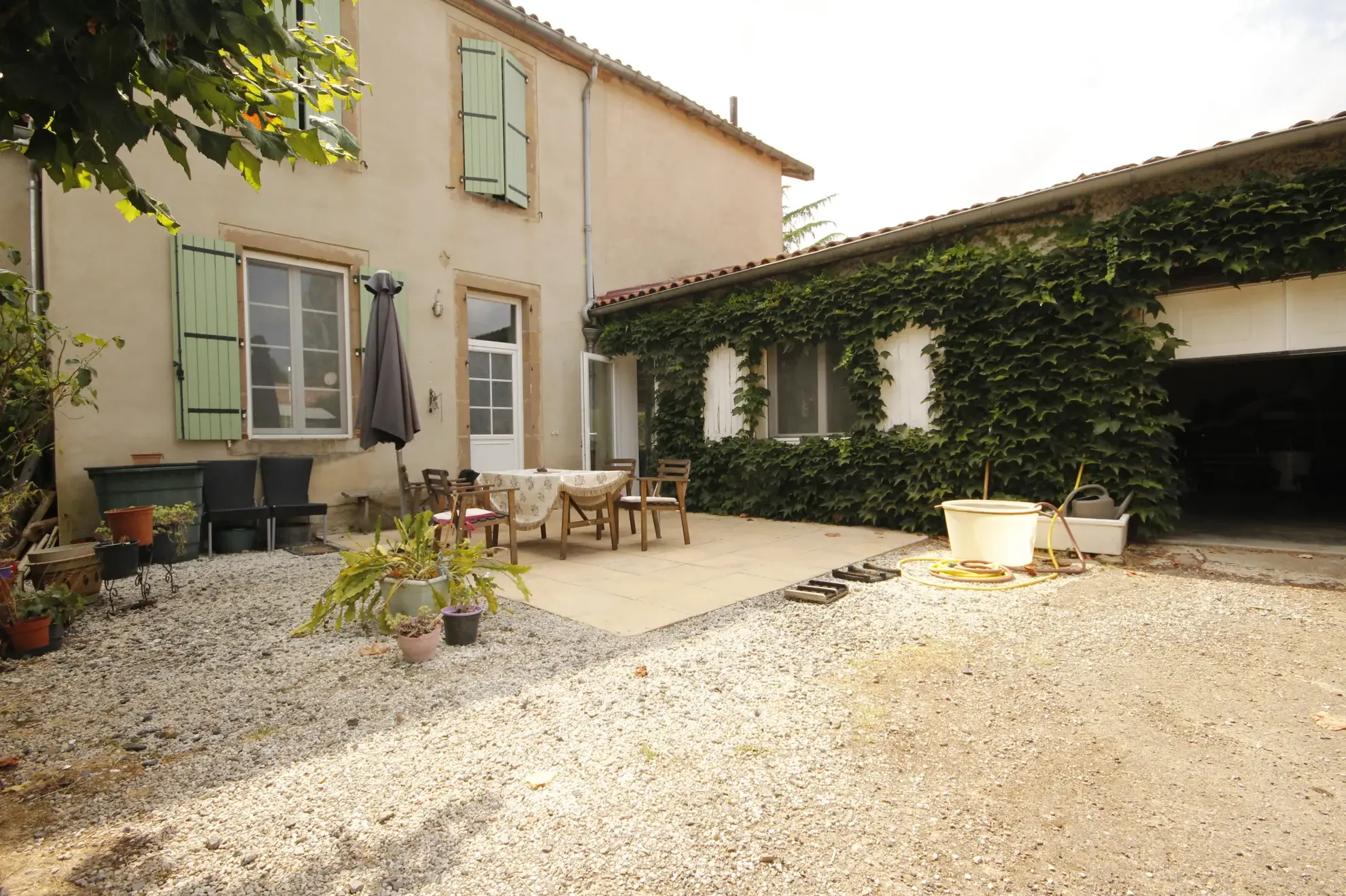 Maison spacieuse de 230 m² avec local professionnel aux normes PMR à Sainte-Gemme 