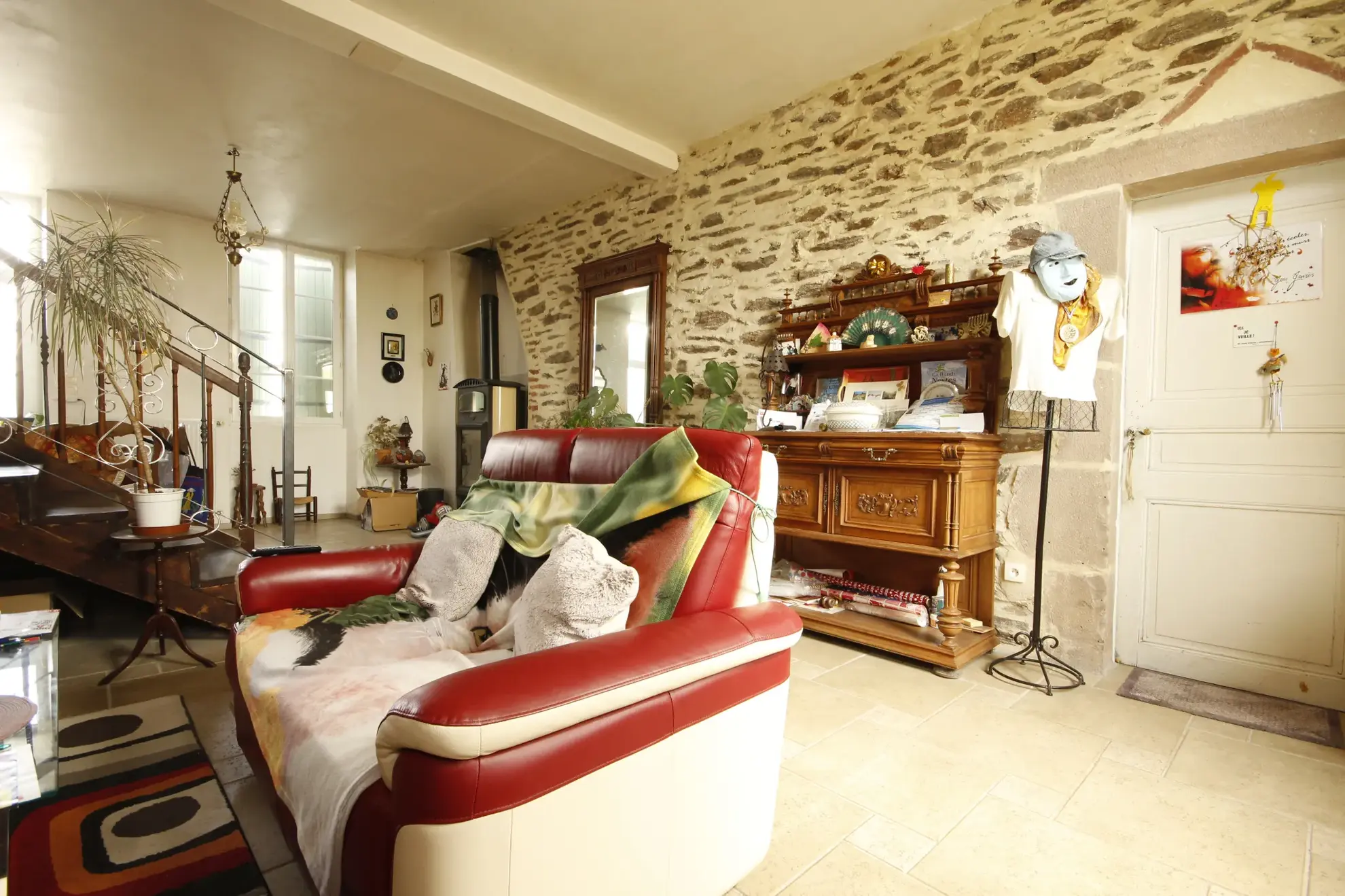 Maison spacieuse de 230 m² avec local professionnel aux normes PMR à Sainte-Gemme 