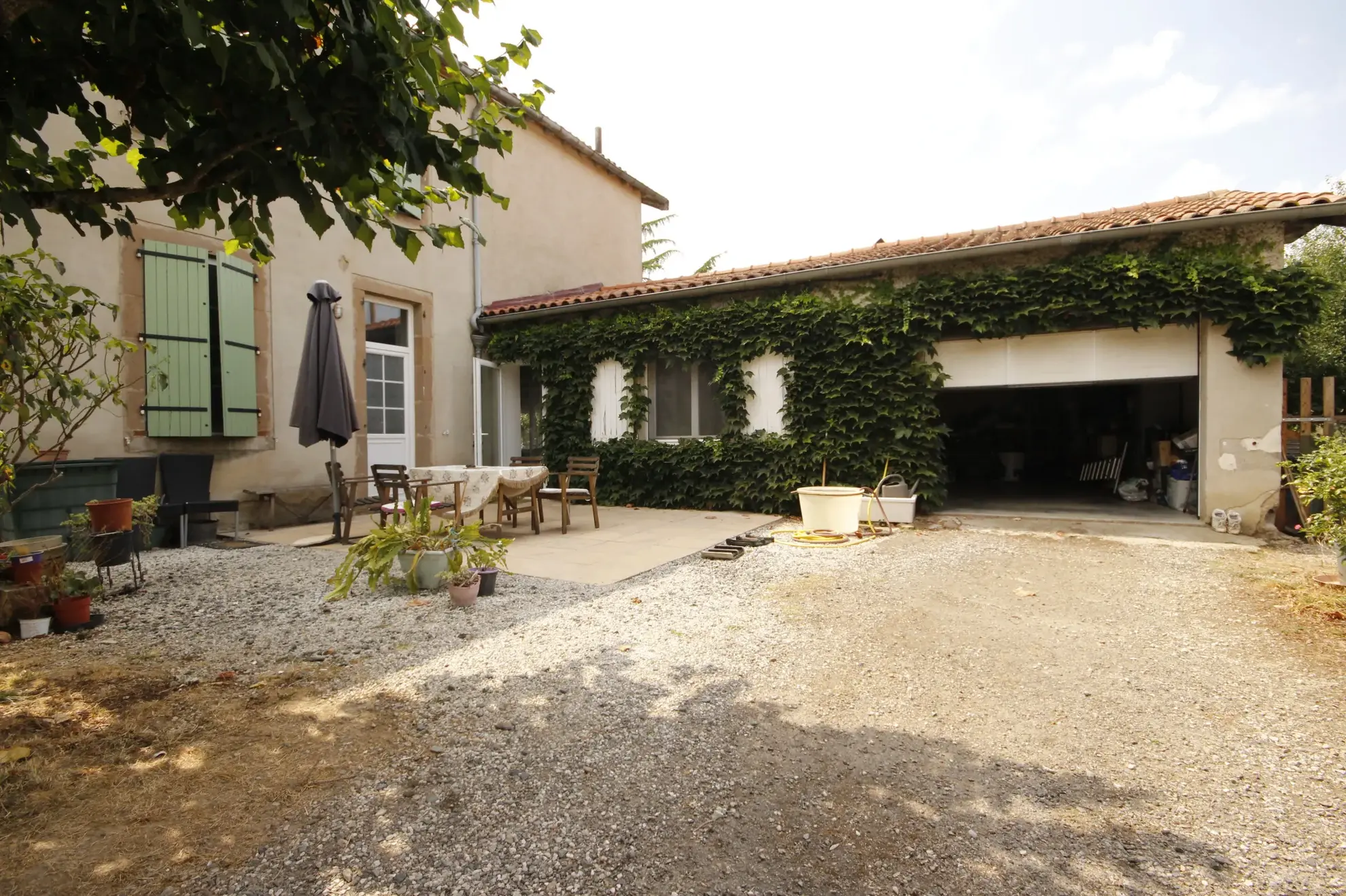 Maison spacieuse de 230 m² avec local professionnel à Sainte-Gemme 