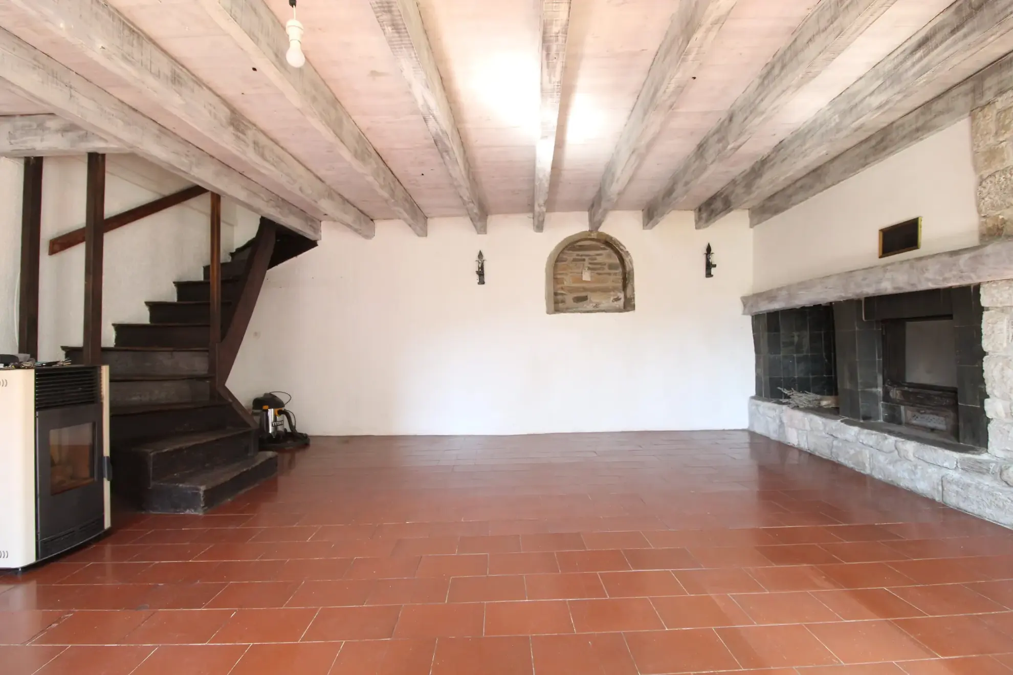 Maison en pierre de 159 m² avec jardin, terrasses et vue dégagée à Fayet 