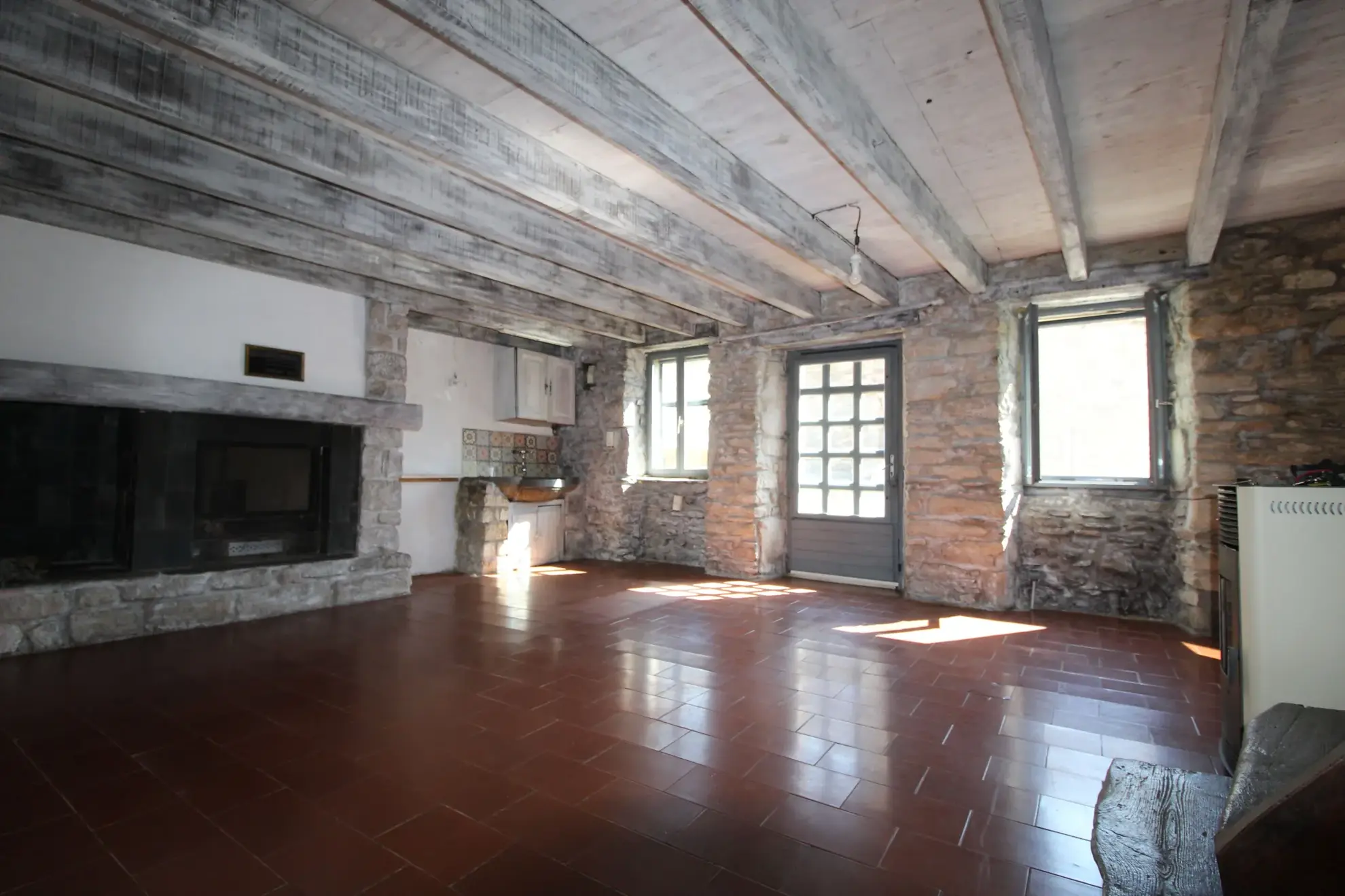 Maison en pierre de 159 m² avec jardin, terrasses et vue dégagée à Fayet 