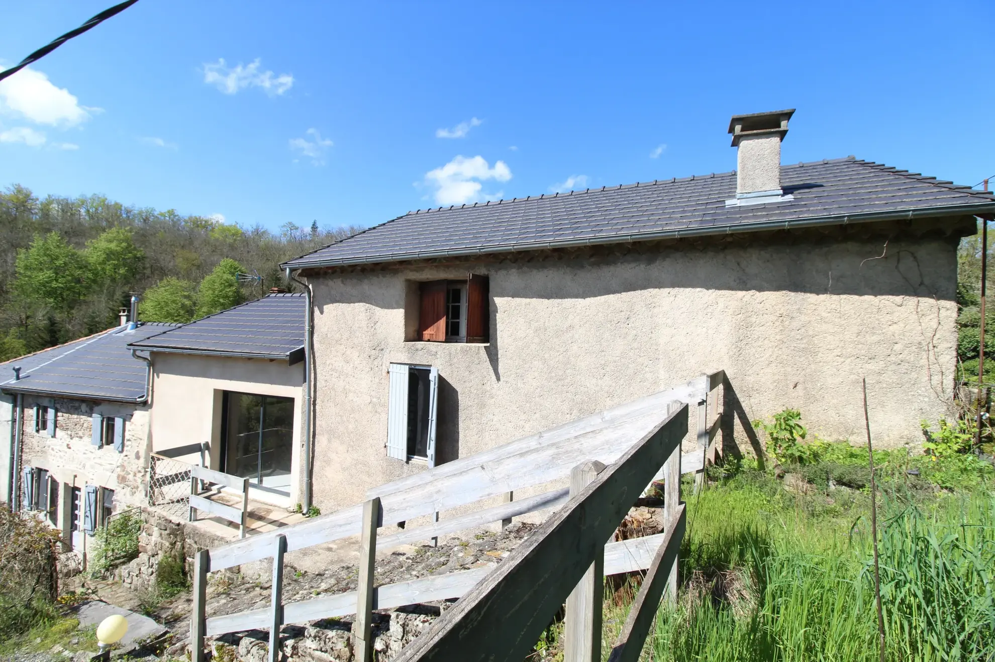 Maison en pierre de 159 m² avec jardin, terrasses et vue dégagée à Fayet