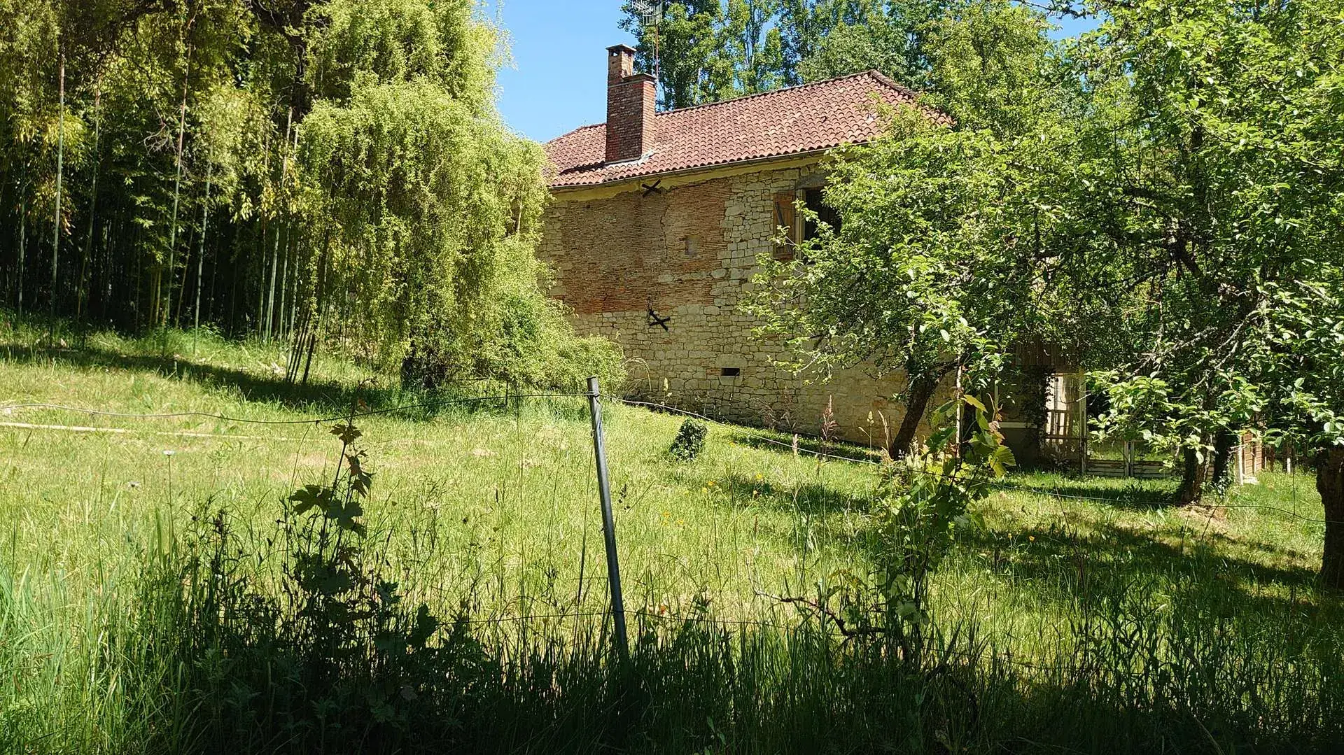 Maison en pierre avec terrain arboré et terrasse à Boissieres (46150)