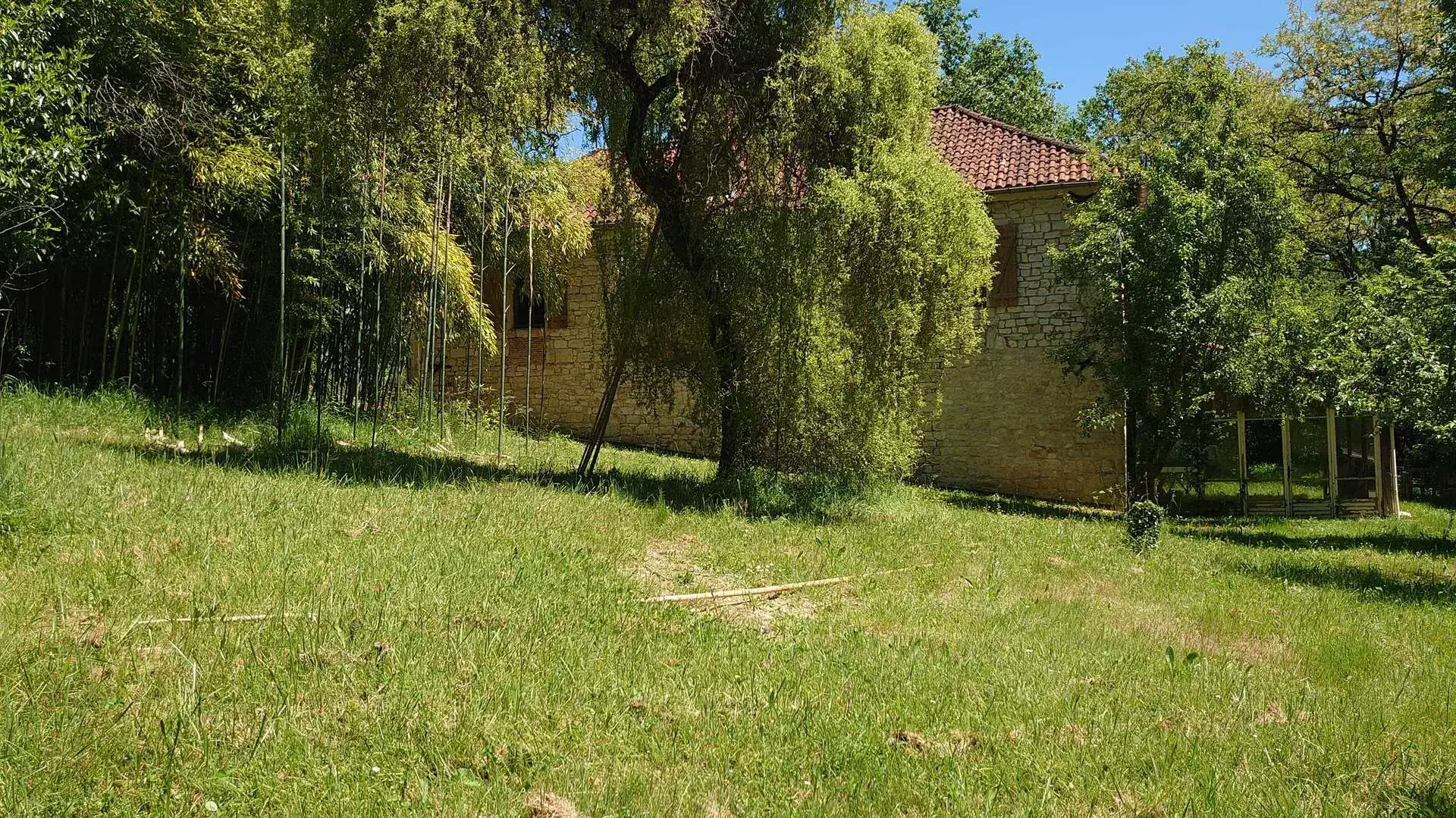 Maison en pierre avec terrain arboré et terrasse à Boissieres (46150) 