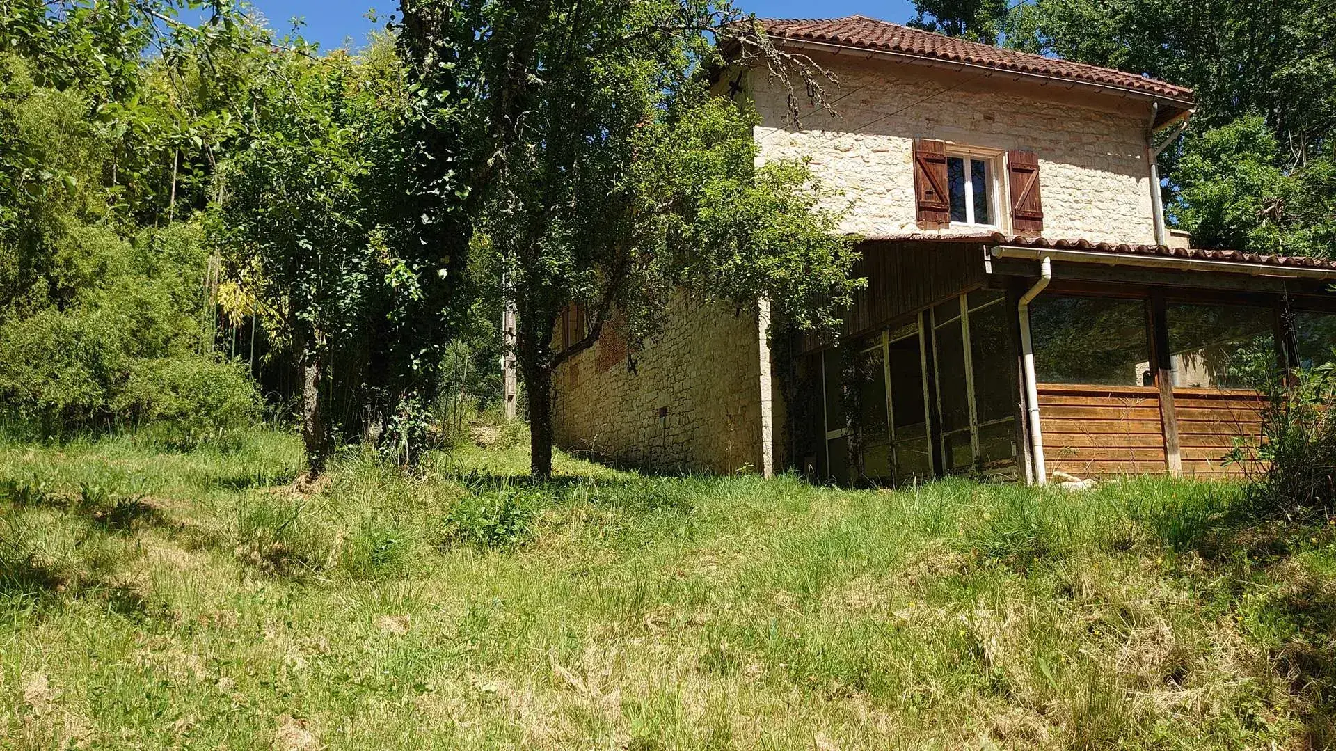 Maison en pierre avec terrain arboré et terrasse à Boissieres (46150) 