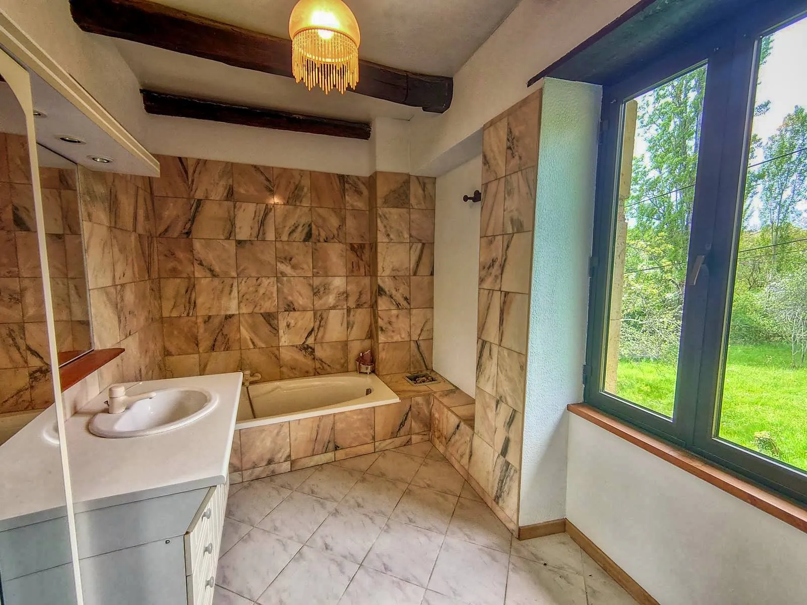 Maison en pierre avec terrain arboré et terrasse à Boissieres (46150) 