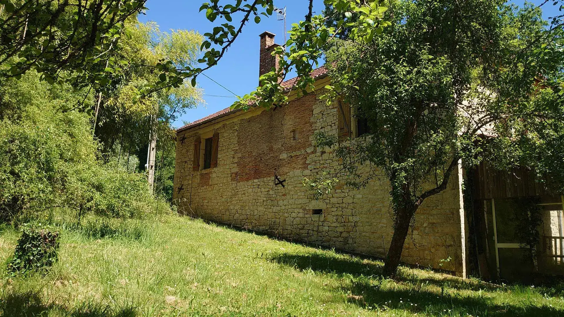 Maison en pierre avec terrain arboré et terrasse à Boissieres (46150) 