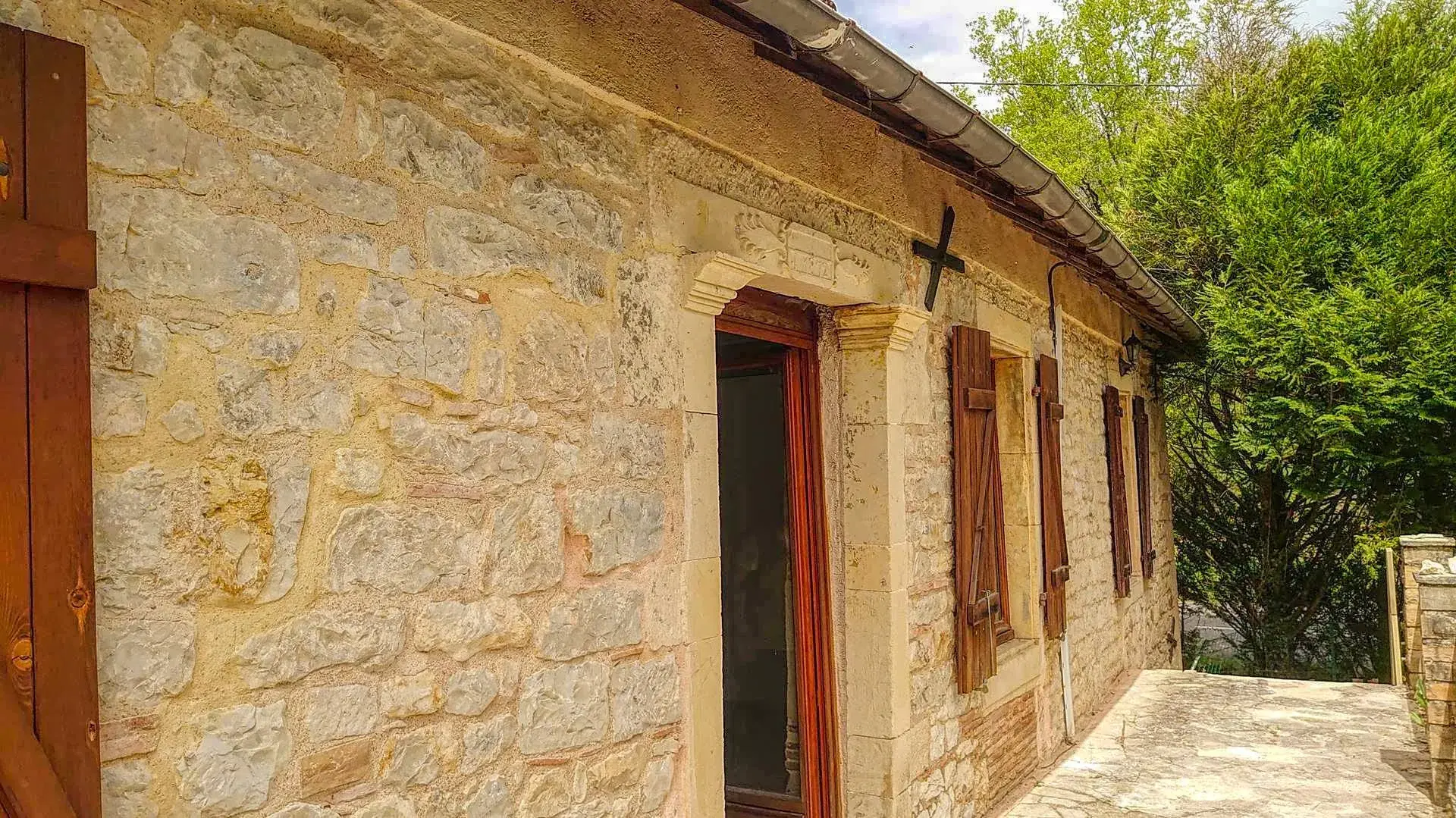 Maison en pierre avec terrain arboré et terrasse à Boissieres (46150) 