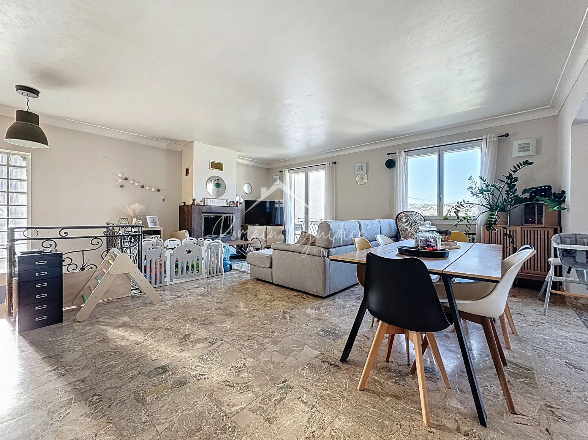 Maison type 5 avec vue sur Millau, 147 m², garage et terrasse à Creissels 