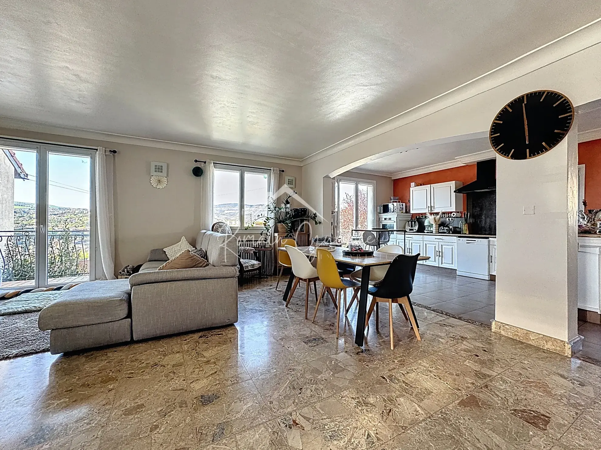 Maison type 5 avec vue sur Millau, 147 m², garage et terrasse à Creissels 