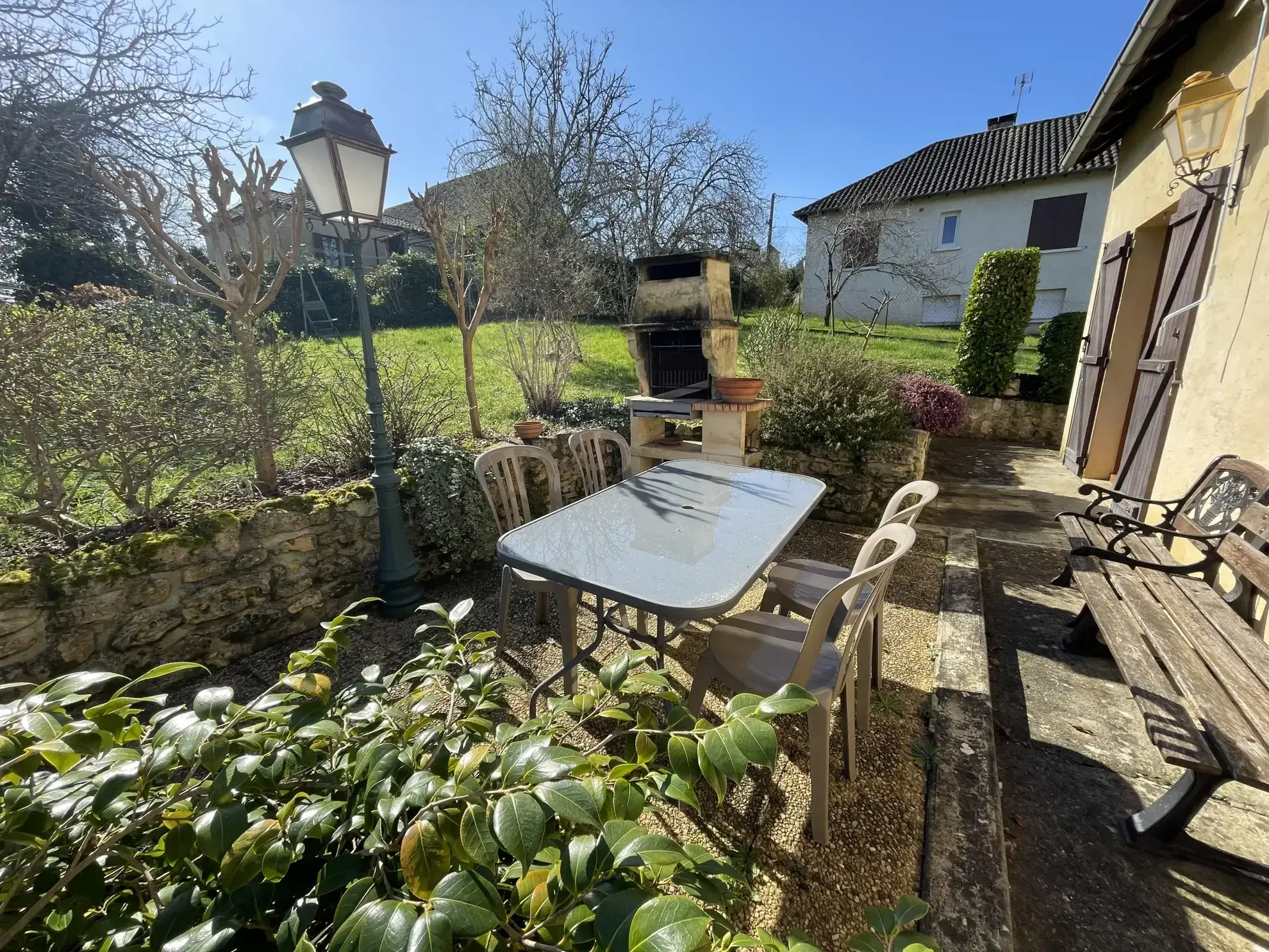 Maison de 120 m² à Beaumont du Périgord avec jardin et rendement attractif 