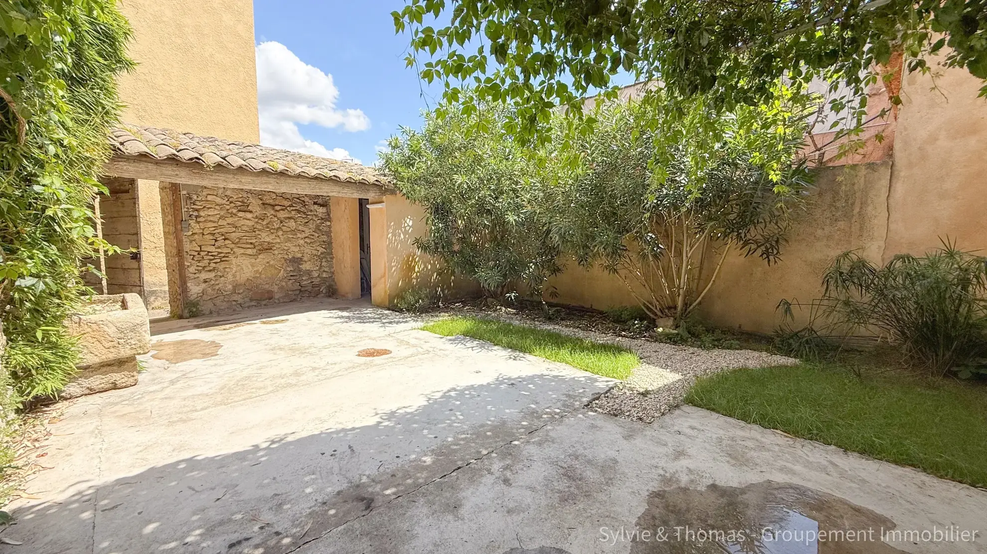 Maison de village à Caderousse de 106 m² avec jardin, proche des commodités 