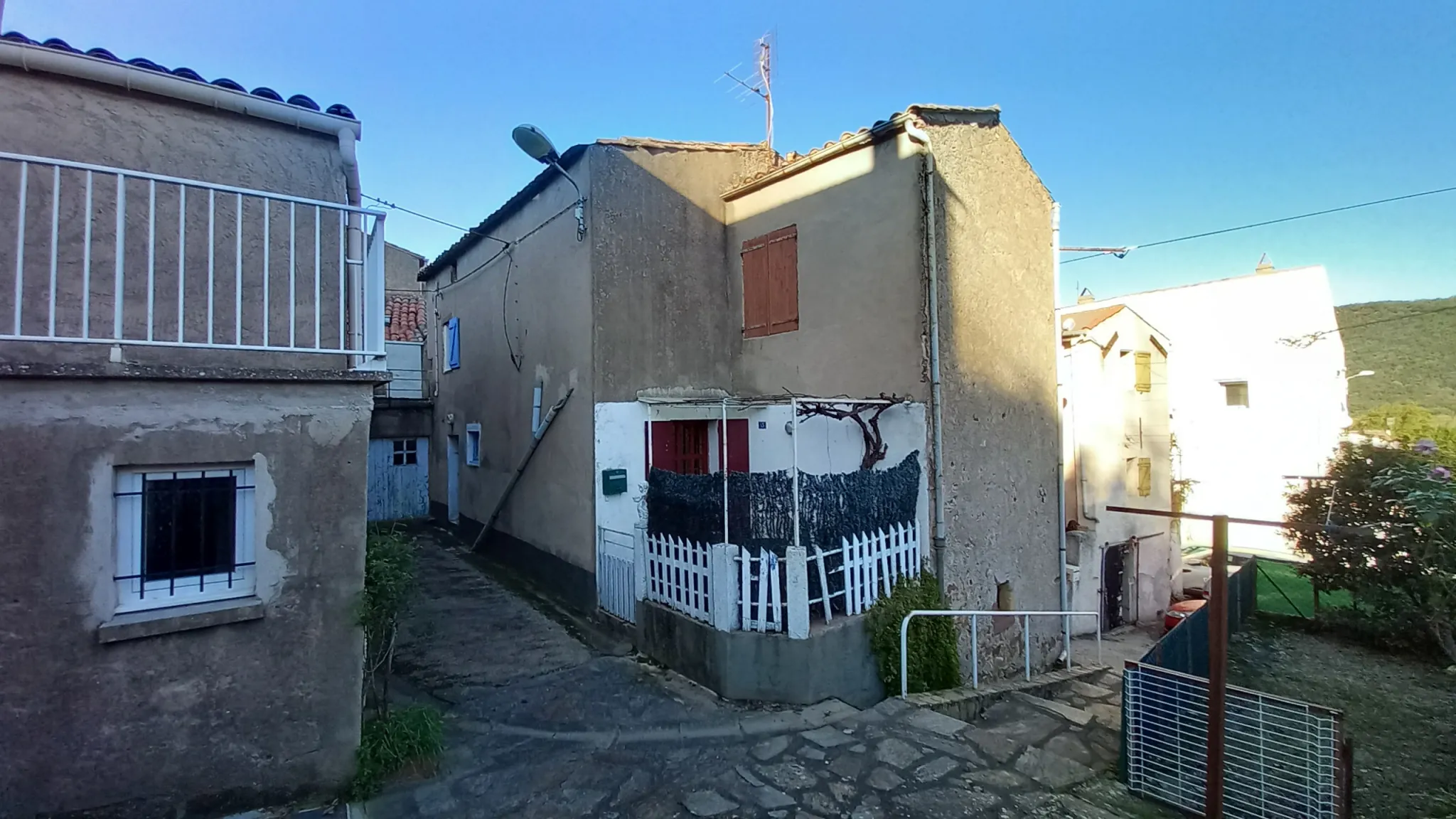 Maison de village avec deux habitations, terrasse et jardin à Le Bousquet d'Orb 