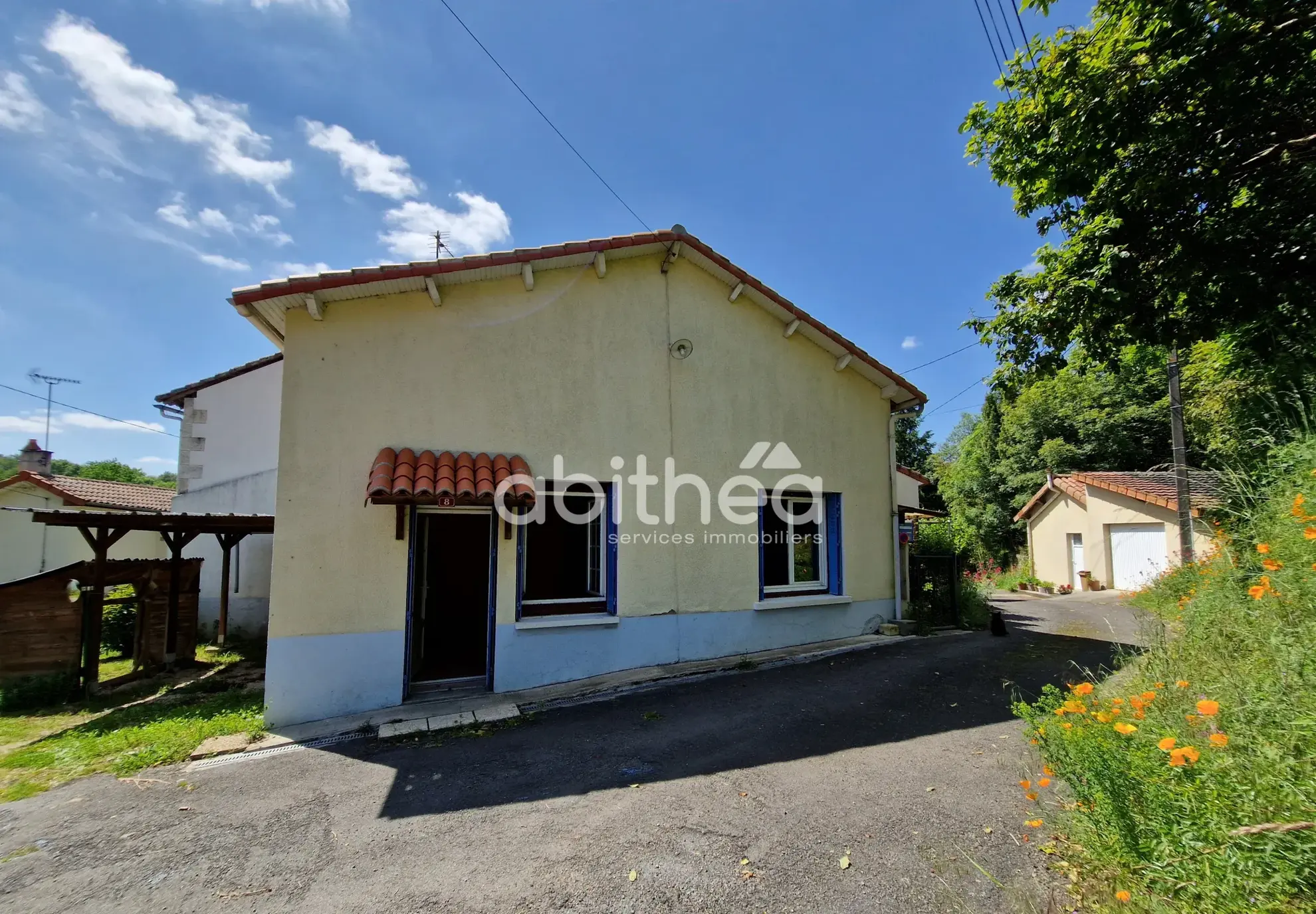 Maison de plain-pied avec dépendance et jardin à Roumazieres Loubert