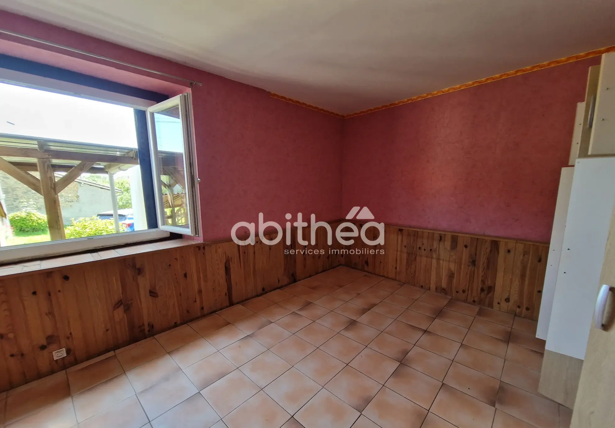 Maison de plain-pied avec dépendance et jardin à Roumazieres Loubert 