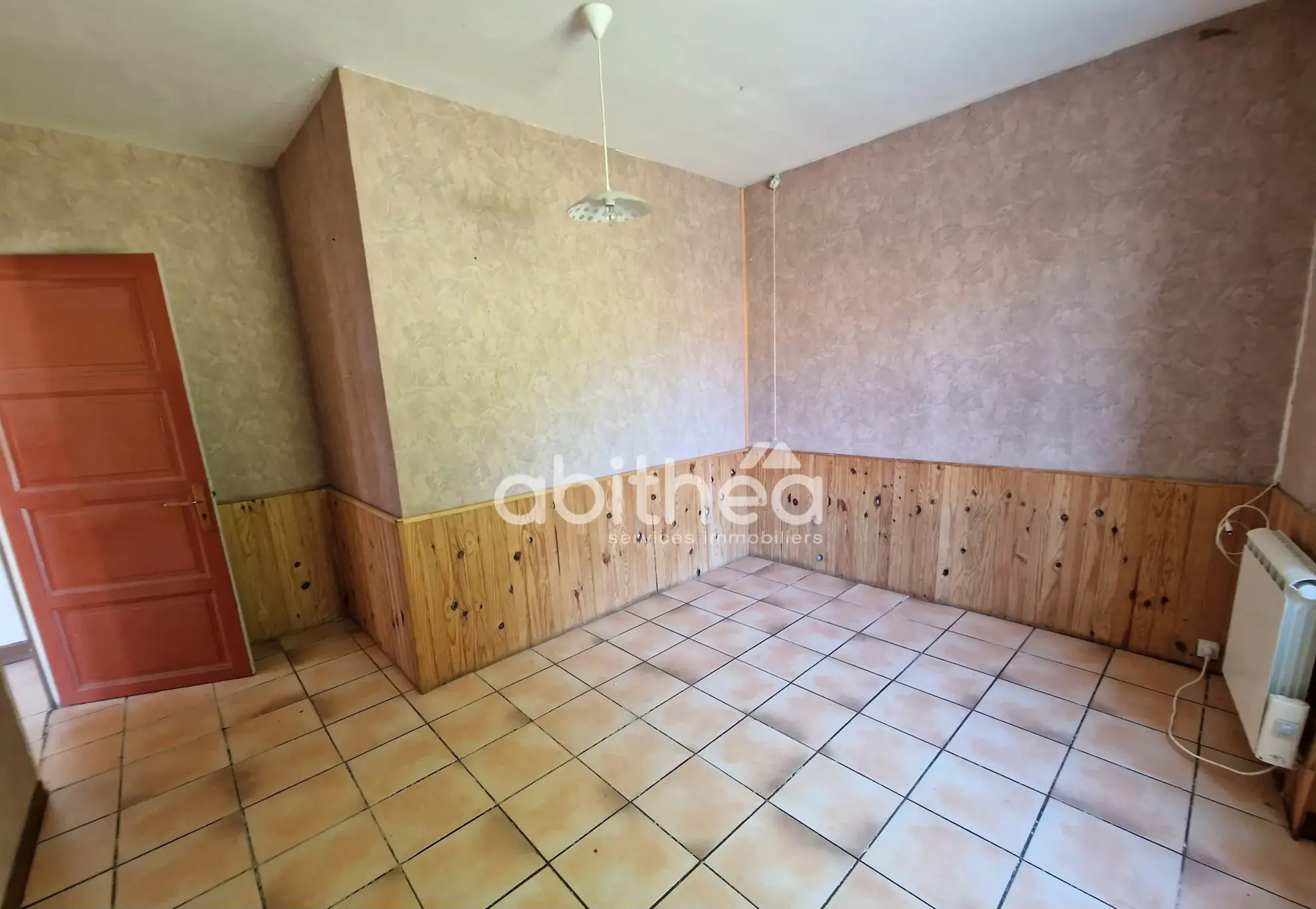 Maison de plain-pied avec dépendance et jardin à Roumazieres Loubert 