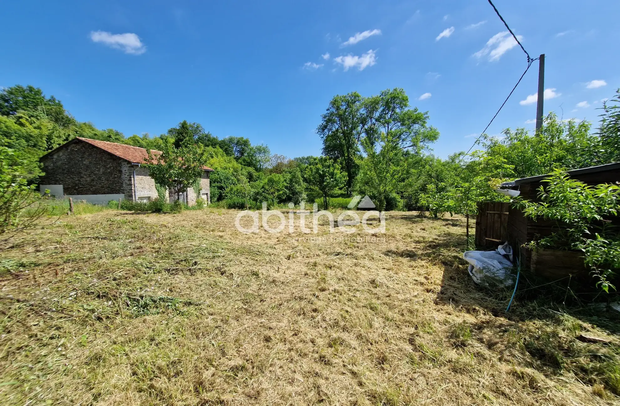 Maison de plain-pied avec dépendance et jardin à Roumazieres Loubert 