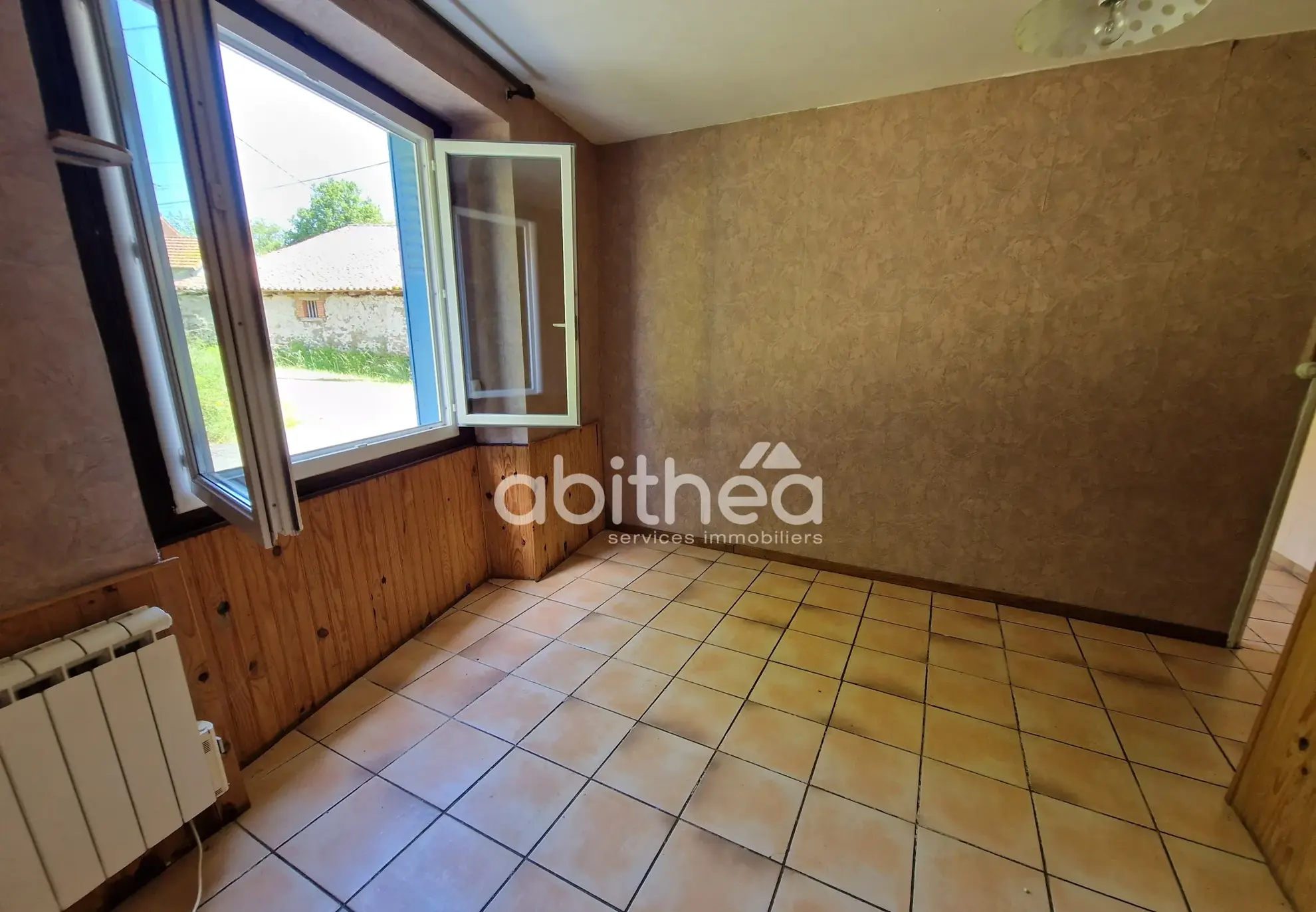 Maison de plain-pied avec dépendance et jardin à Roumazieres Loubert 