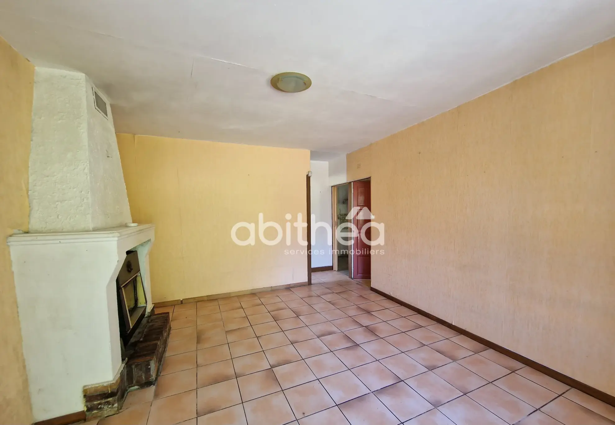 Maison de plain-pied avec dépendance et jardin à Roumazieres Loubert 