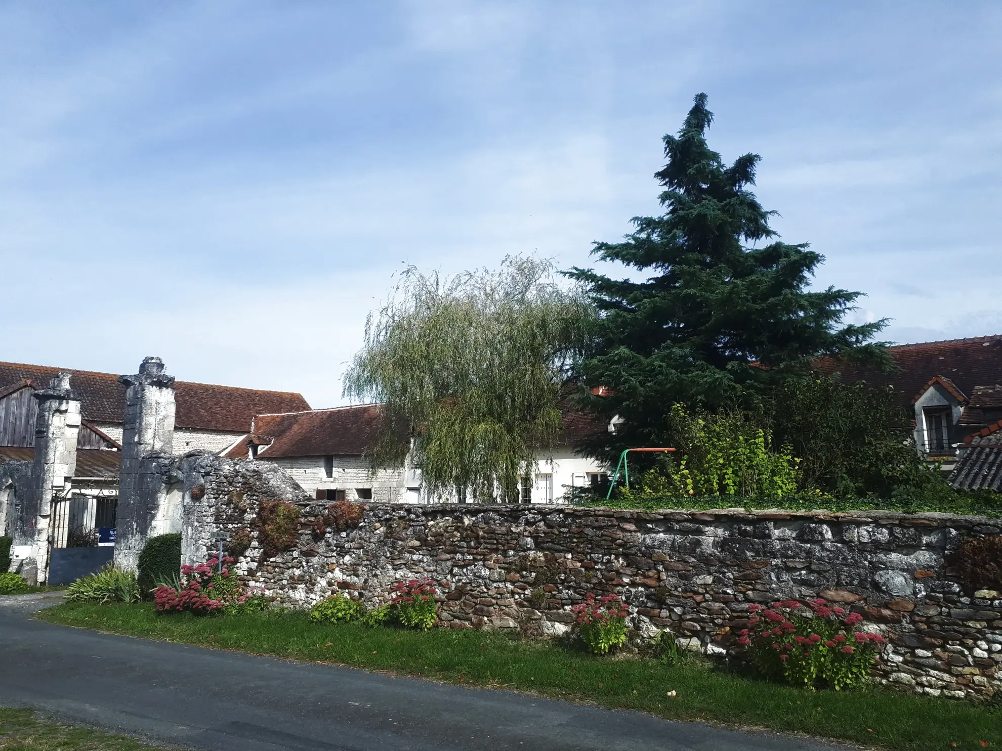 Ensemble immobilier de charme à Dangé-Saint-Romain avec maison, corps de ferme et dépendances 