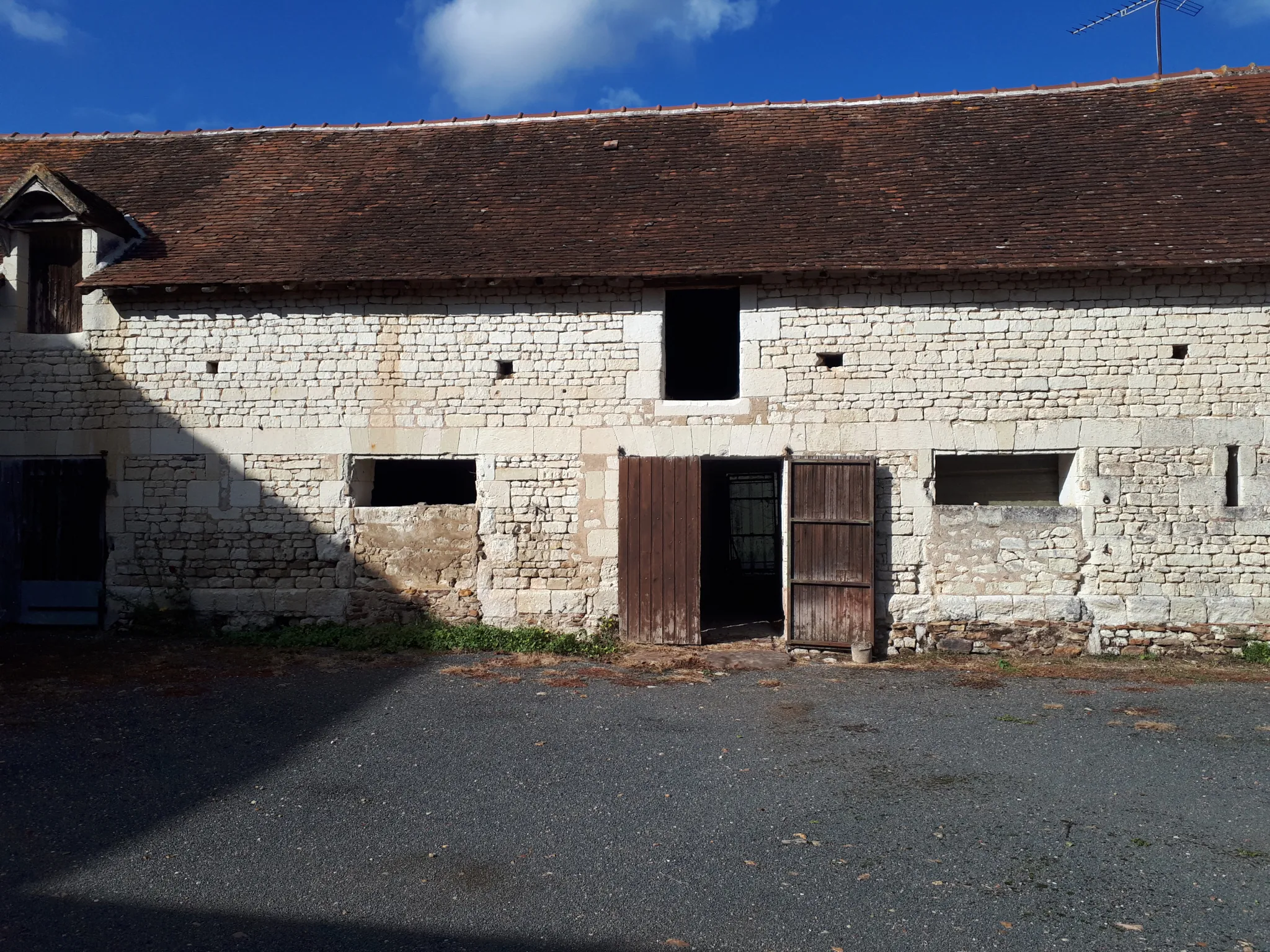 Ensemble immobilier de charme à Dangé-Saint-Romain avec maison, corps de ferme et dépendances 