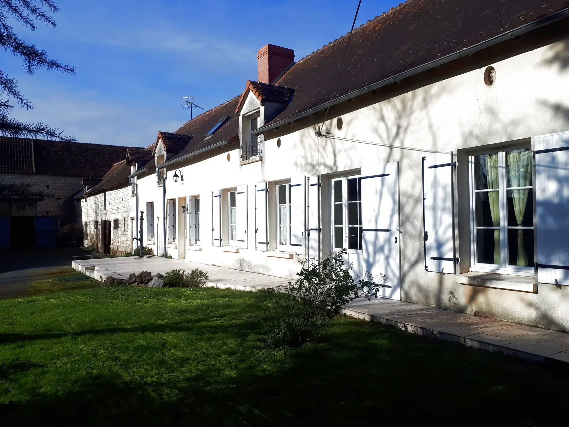 Ensemble immobilier de charme à Dangé-Saint-Romain avec maison, corps de ferme et dépendances 