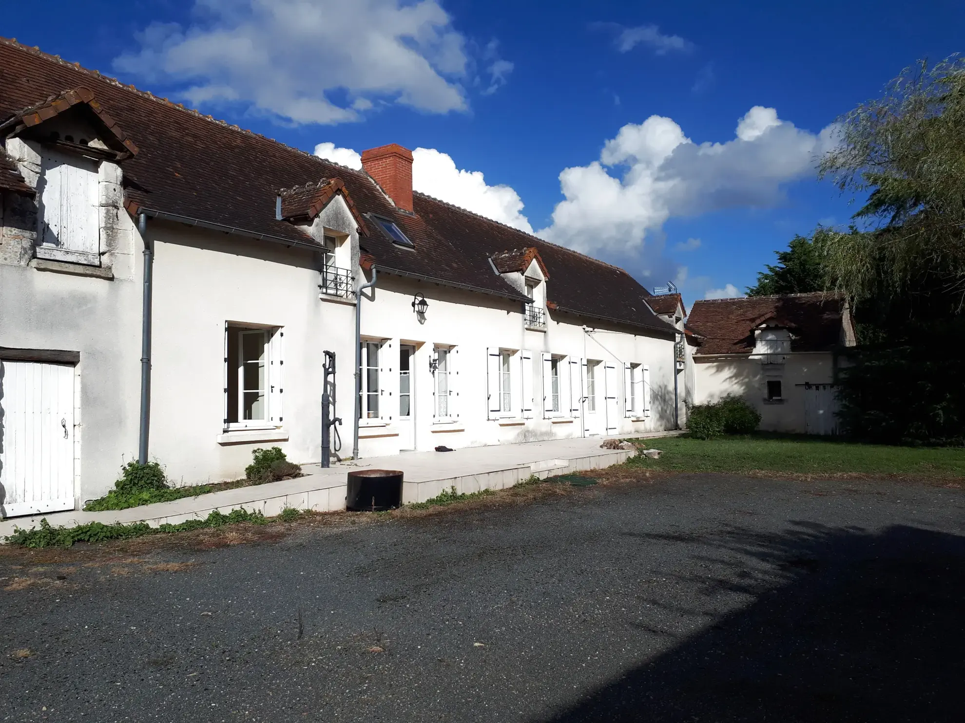 Ensemble immobilier de charme à Dangé-Saint-Romain avec maison, corps de ferme et dépendances